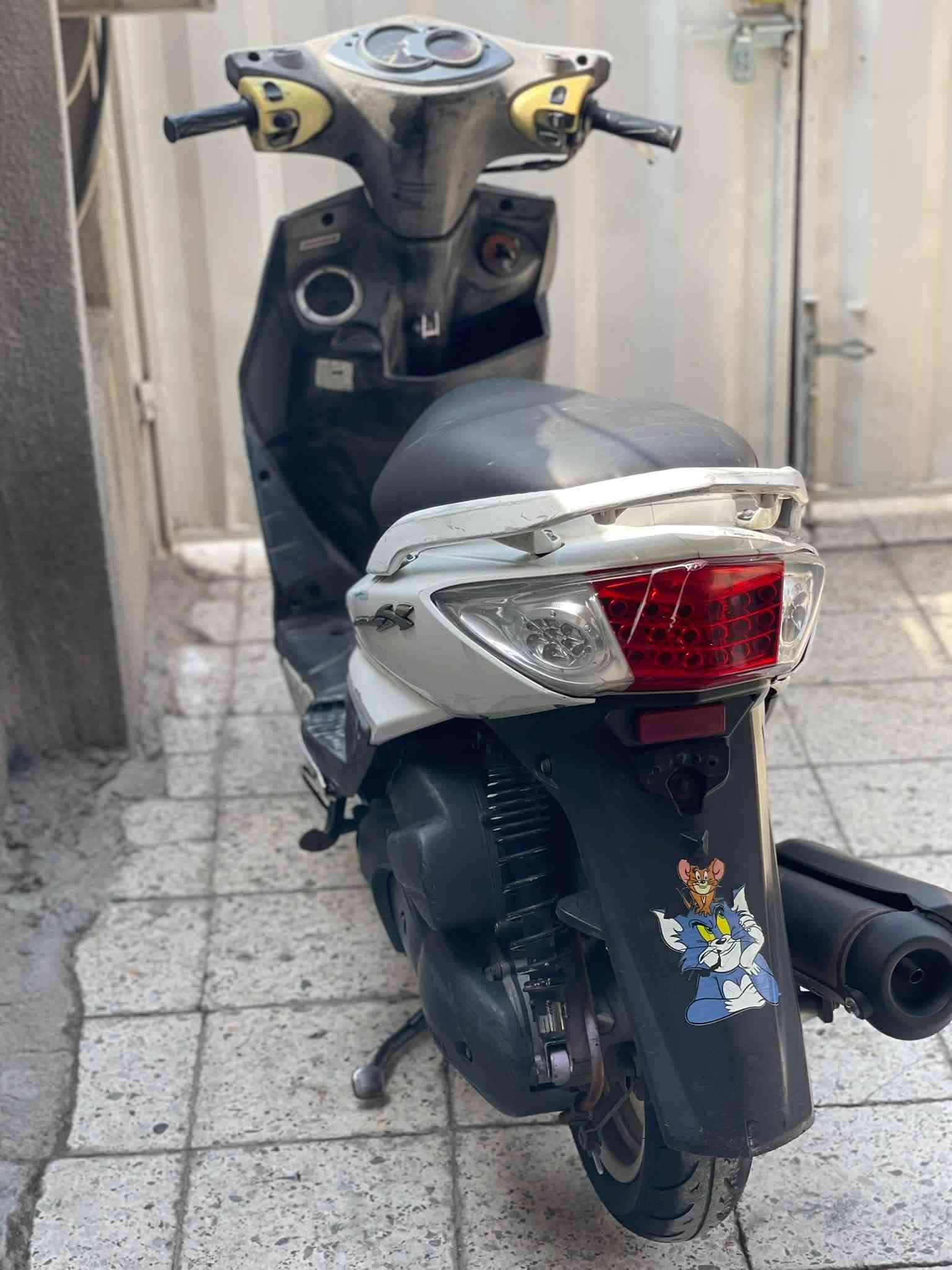 للبيع سكنس فحل نوزل خطين دراجه مكينه خرسه ما مفتوحه شلعه معدل فول نضافه الكشر 70% نضافه المكينه 100% كله شغال (بكلايت هو والشاير  الخلفيه كرستال لد ) السعر 750 بيهه مجال مكاني الشعله ***********

