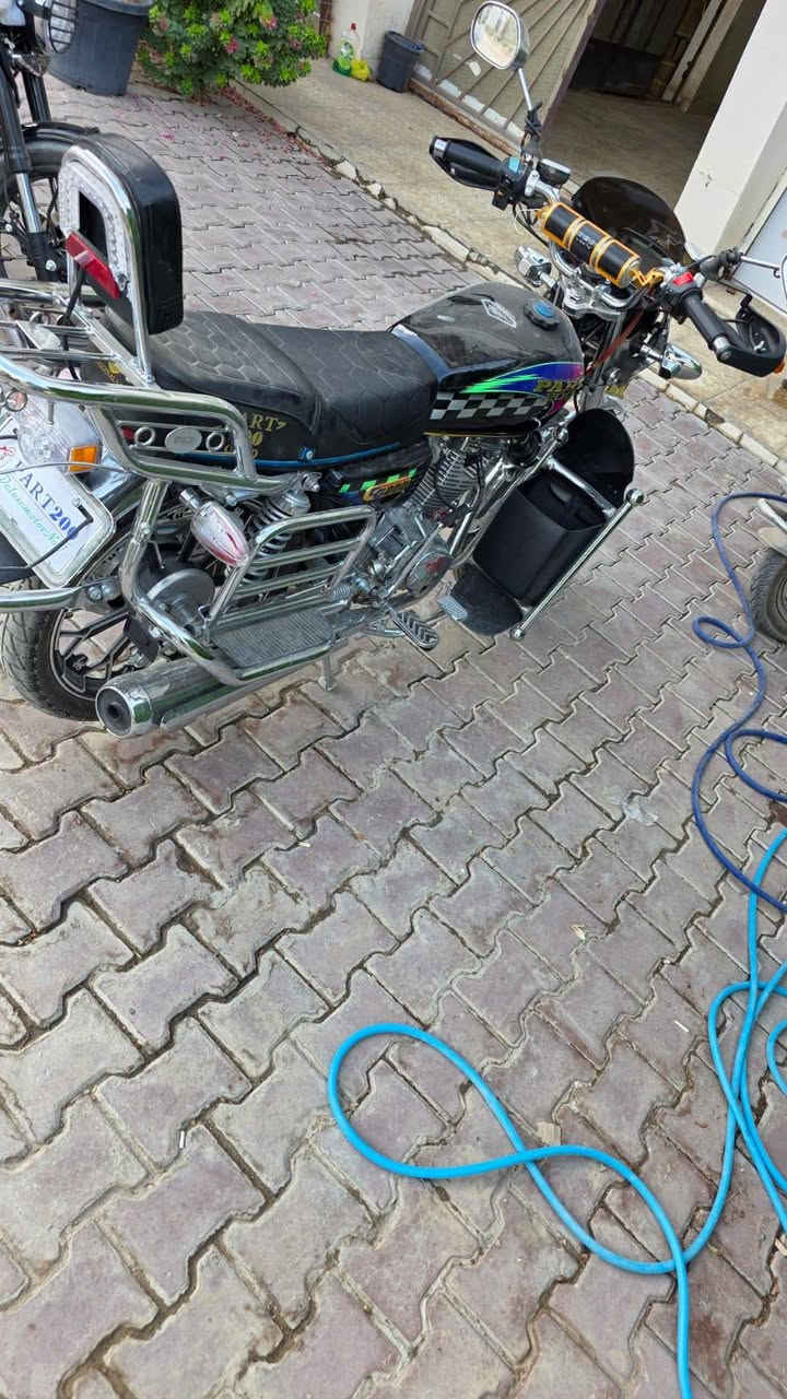 السلام عليكم متوفر بارت 200cc نيكل 
موديل 24 مخزن ماشي 300 كيلو متر 
دبل سويج ودبل بصمة تشغيل عن بعد 
بطارية تعبانة لان الدراجة مخزنة 
السعر 1200 
مكاني بغداد الدورة جمعية خير لله 
رقم ***********
