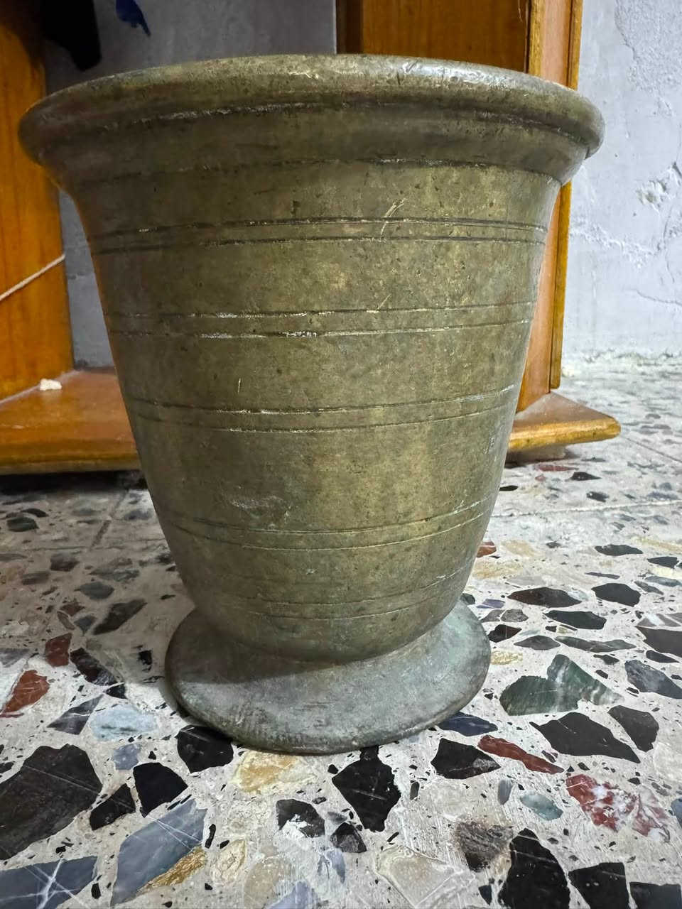 هاون للبيع رتفاع ١٩ بدون يده وزنه ثقيل كلش 
مكاني البلديات سعره ٨٥..       ***********

