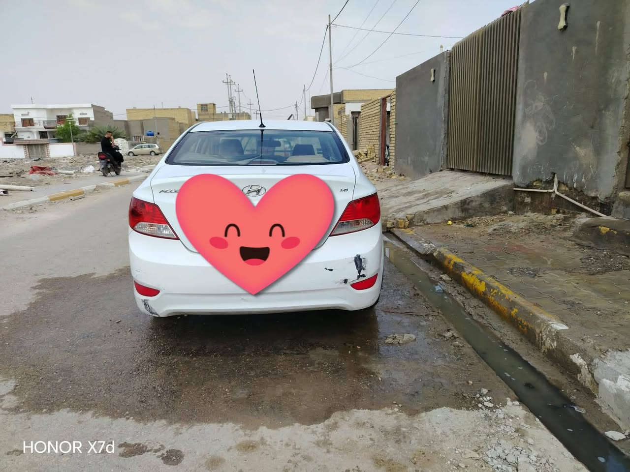 اكسنت ٢٠١٥ خليجي
فقط بيها رشات صبغ 
مواصفات بلو 
فتحة 
ويل كب 
فول تحكم ستيرن
محرك ١٦٠٠ دوش 
كير محرك تبريد كله شرط 
باسمي مداور ثاني يوم 
السعر ٨٥ وبيها مجال
مكان السيارة السماوة الخضر 
الاستفسار ***********

نص مكتوب في الصور:
- HONOR X7d