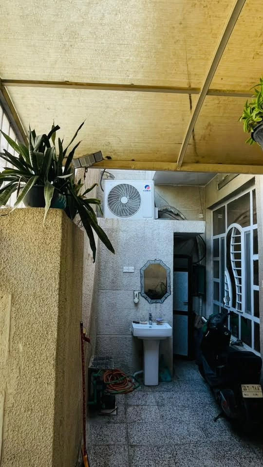 بيت سكني للبيع في منطقة جكوك / حي الأساتذة
📍 شارع 15

بيت بموقع ممتاز وواجهة مرتبة، مناسب للسكن العائلي. 

✨ تفاصيل العقار:  
▪️ المساحة: 150 متر  
▪️ الواجهة: 7.5 متر  
▪️ النزال: 20 متر  

منطقة هادئة وقريبة من الخدمات، مع توزيع ممتاز للمساحة 🌟

📞 للاستفسار والتفاصيل أكثر:  
***********

