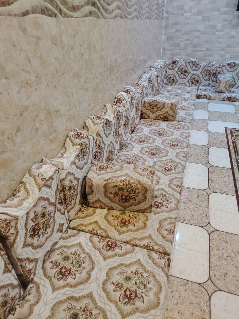 السلام عليكم
جلسه عربيه 11/5متر ونص ونضيف جدا الشراي يتصل علي رقم ***********
