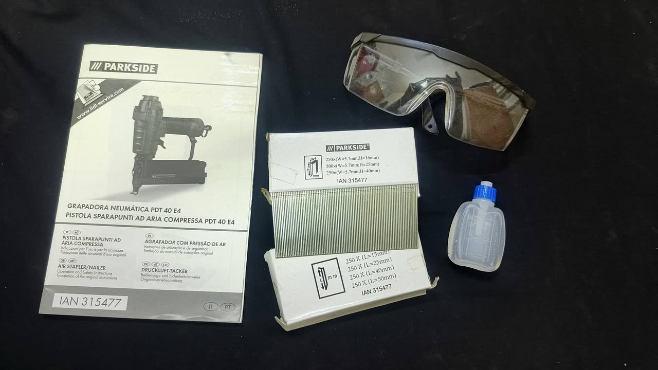 مسدس كبس ومسمار يعمل بالهواء المضغوط (Pneumatic Stapler/Nailer).الماركة: باركسيد (Parkside).رقم الطراز: PDT 40 E4.رقم التعريف (IAN): 315477.المستلزمات الظاهرة: زجاجة زيت خاص بالصيانة والتشحيم. [1]
السعر خاص واتساب ***********

