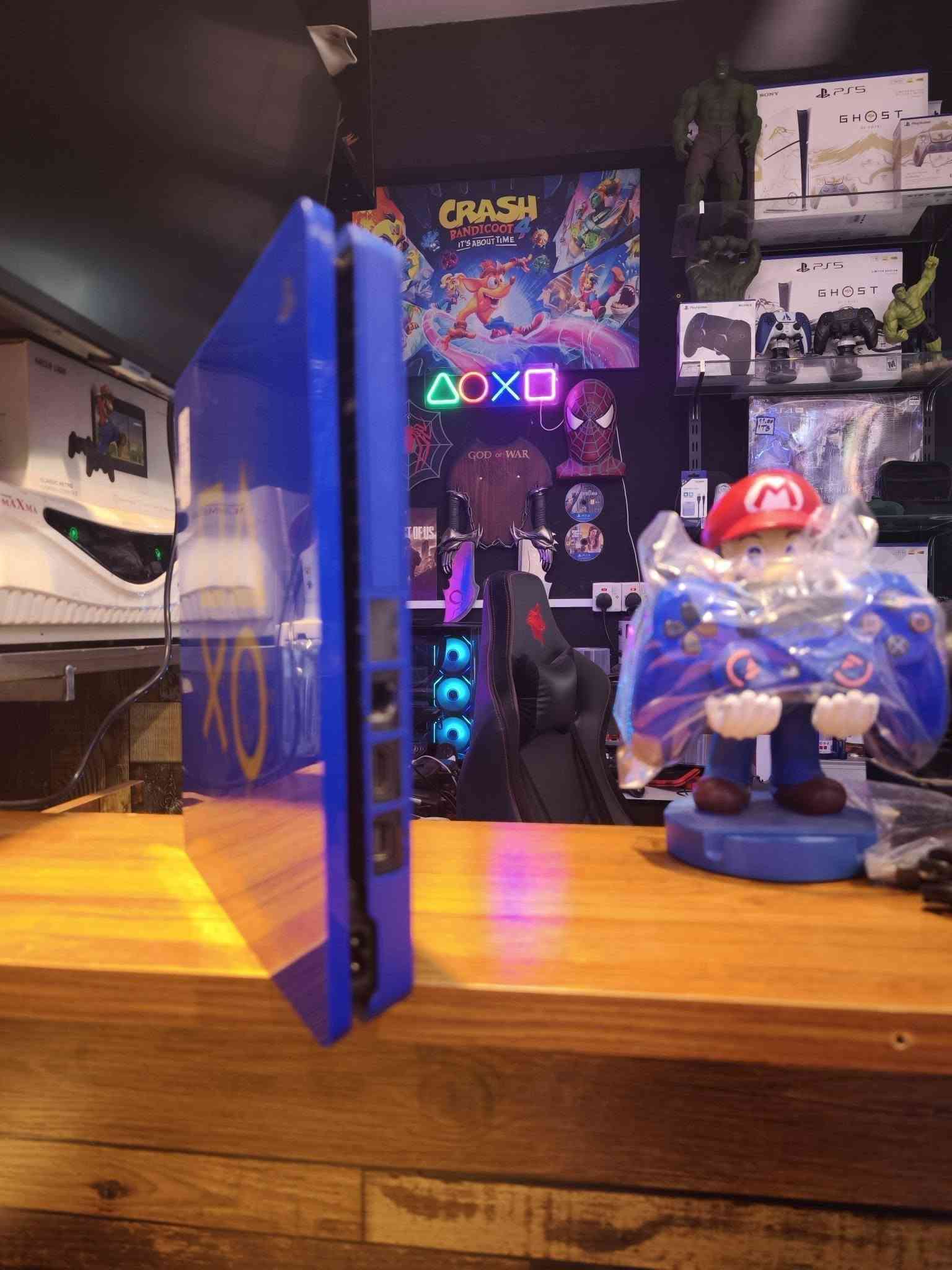PS4 SLIM 1TB USED LIMITED EDITION 
بلي4 سلم بالة مستعمل نسخة خاصة ..
الجهاز قطعة مميزة نظافة فوول،ذاكرة الجهاز الداخلية 1TB
تحديث النظام 12.00 ،الجهاز قابل للتعديل ..
ملحقات الجهاز جوستك اصلي مع الكيبلات والكارتون الأصلية ..
للطلب والاستفسار الاتصال بالأرقام التالية:-
***********/واتساب 
***********/واتساب
او مراجعة مكتبنا الكائن في بغداد شارع الصناعة مجمع النعمان التجاري الطابق الأول ..
متوفر خدمة توصيل بغداد وجميع المحافظات .

نص مكتوب في الصور:
- PlayStation 4 Limited Edition PLAY IN GOLD Iconic Design. Legendary Play. DAYS OF PLAY LIMITED EDITION Exclusive blue-and-gold design. 1TB STORAGE Space for your game library. HDR HDR GAMING Rich color and vivid detail. DUALSHOCK 4 Precision in every move. PLAY HAS NO LIMITS. OWN THE ICON.