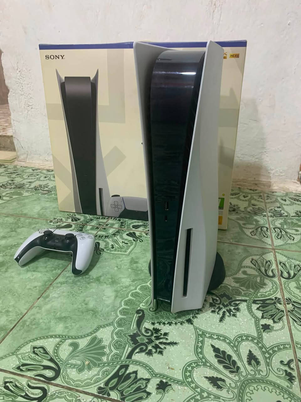 بلي 5 للبيع نضيف كلش 
سعر 600 و بي مجال 
***********
