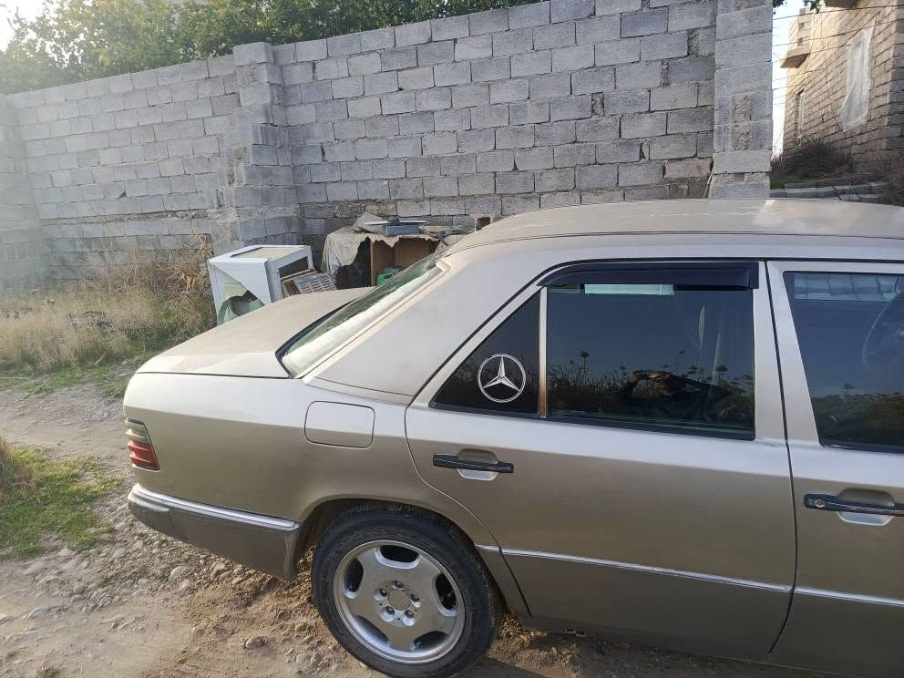 مارسيديس دب مديل 1992 محرك ملكه حجم 3000 كير او تو ماتيك السياره عل بلاد بدون صبغ بيها جراد داخل بلادي الارضيه مغلفه للحمايه قواعد دبلات سليمات بدون خياس ولا تصليح بيها طخه بل جاملغ الخلفي خلف السايق مصلح عل بارد السياره جاهزه اربع جامات كهرباء تبريد شغال اريل كهرباء بيها بصمه تقفل و تفتح ويل نجمه مال شبح محدث رقم اربيل دولي بسمي حجم السياره E320 
للاستفسار اكثر الاتصال على هذا الرقم 
*********** 
من ال 8 صباحا الى 10 مساء سامراء, صلاح الدين
