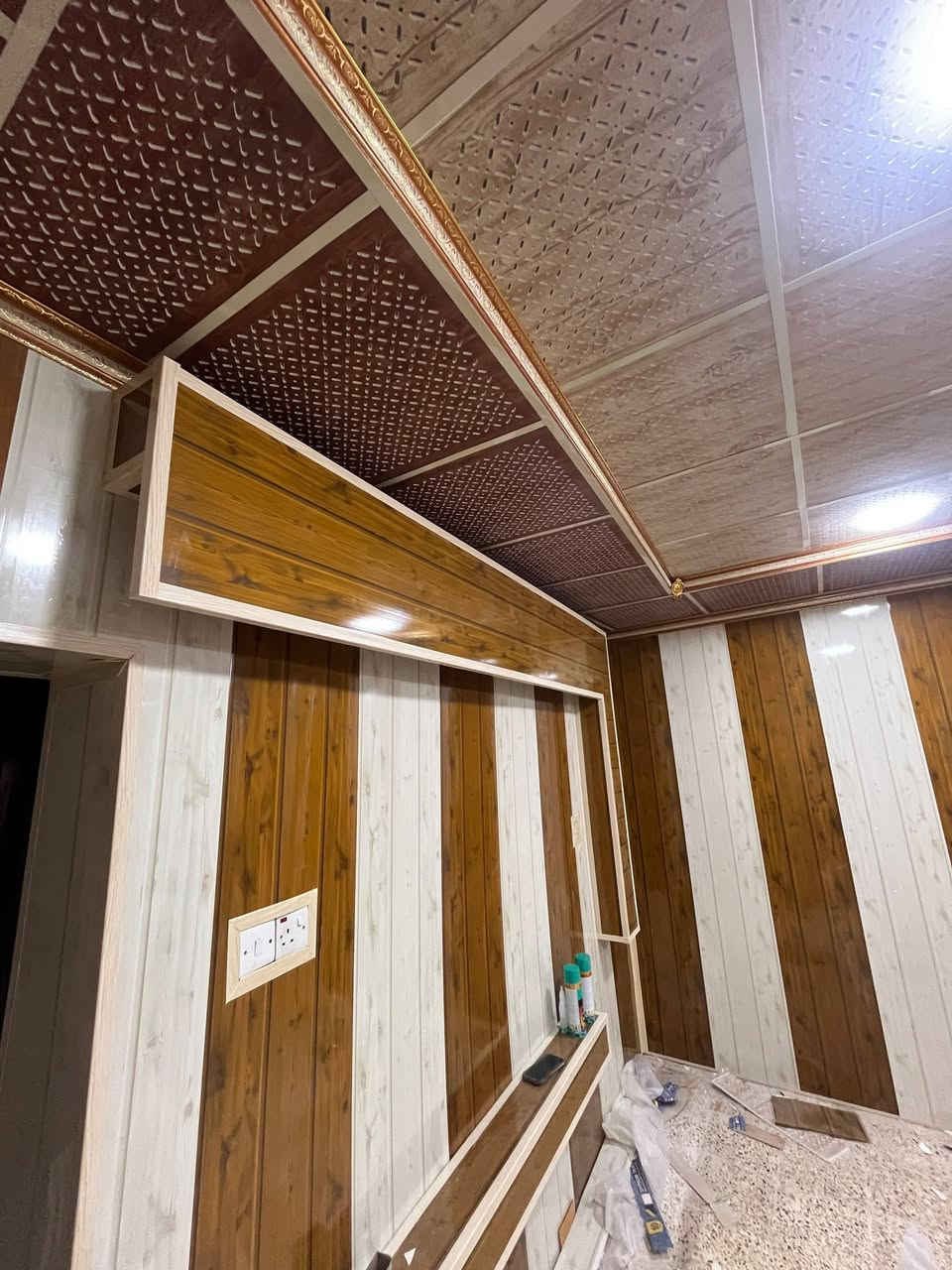 يوجد شغل سقوف درجه اوله ديكورات وعدل وايضآ يتوفر صبغ بيوت كامله اتصل وتدلل وبل خدمه ***********
