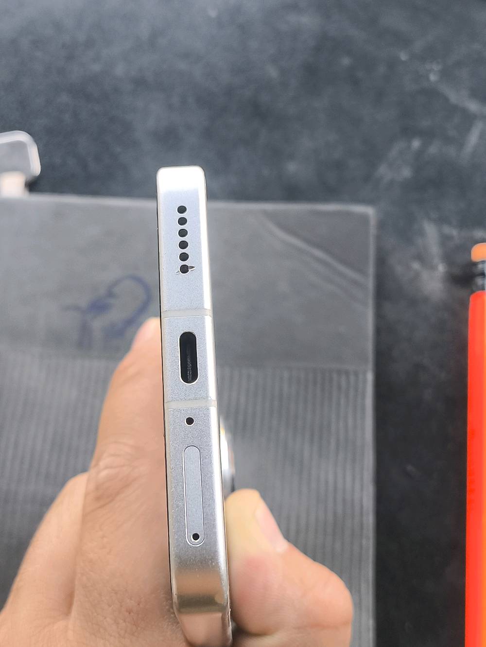 🔥 للبيع POCO F7 Pro 🔥
📱 POCO F7 Pro — قوة فلاجشب بسعر مميز
المواصفات:
🚀 المعالج: Snapdragon 8 Gen 3 بدقة تصنيع 4nm
💾 الرام: 12GB
💽 الذاكرة: 256GB أو 512GB حسب نسختك
🖥️ الشاشة: 6.67" Flow AMOLED
🎯 الدقة: 2K (3200×1440)
⚡ التحديث: 120Hz
☀️ سطوع يصل إلى 3200 nits
🎮 لمس سريع يصل إلى 2560Hz بوضع الألعاب
📸 الكاميرا الرئيسية: 50MP مع OIS
📷 كاميرا واسعة: 8MP
🤳 السيلفي: 20MP
🔋 البطارية: 6000mAh
⚡ شحن سريع 90W
💦 مقاومة ماء وغبار IP68
🔐 بصمة فوق صوتية داخل الشاشة
📡 يدعم 5G
🎮 أداء قوي جداً للألعاب والاستخدام الثقيل. 

السعر (450)بيه مجال 
الحاله (مستعمل نضيف)
وكع من جيبي بيه فطر باكلاس فطر بالضهر وفطر بالكامر بس مائثر 
الموقع صلاح الدين تكريت
