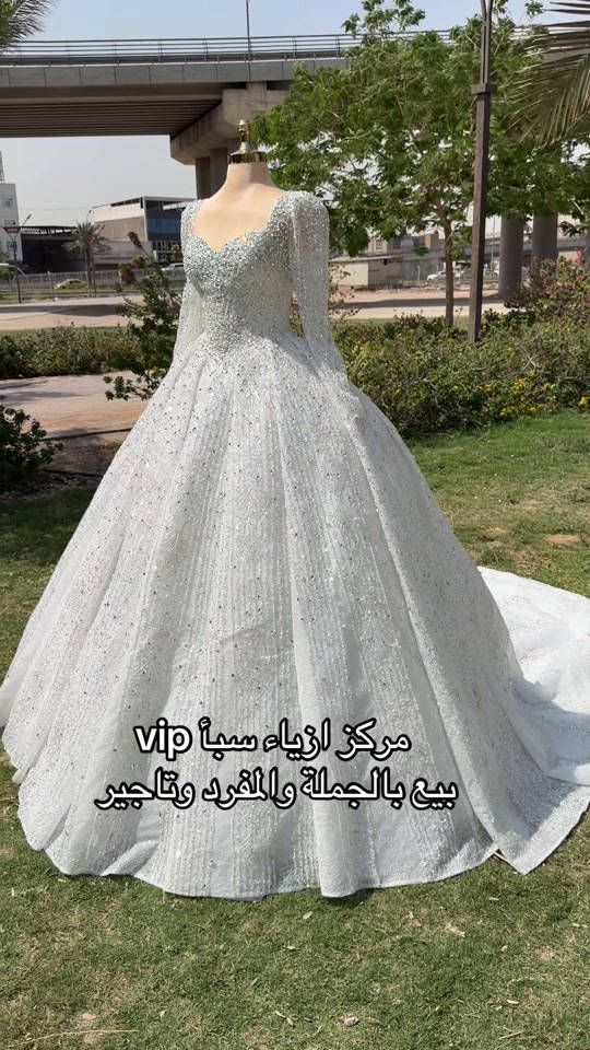 

نص مكتوب في الصور:
- مركز ازياء سبأ vip
- بيع بالجملة والمفرد وتأجير