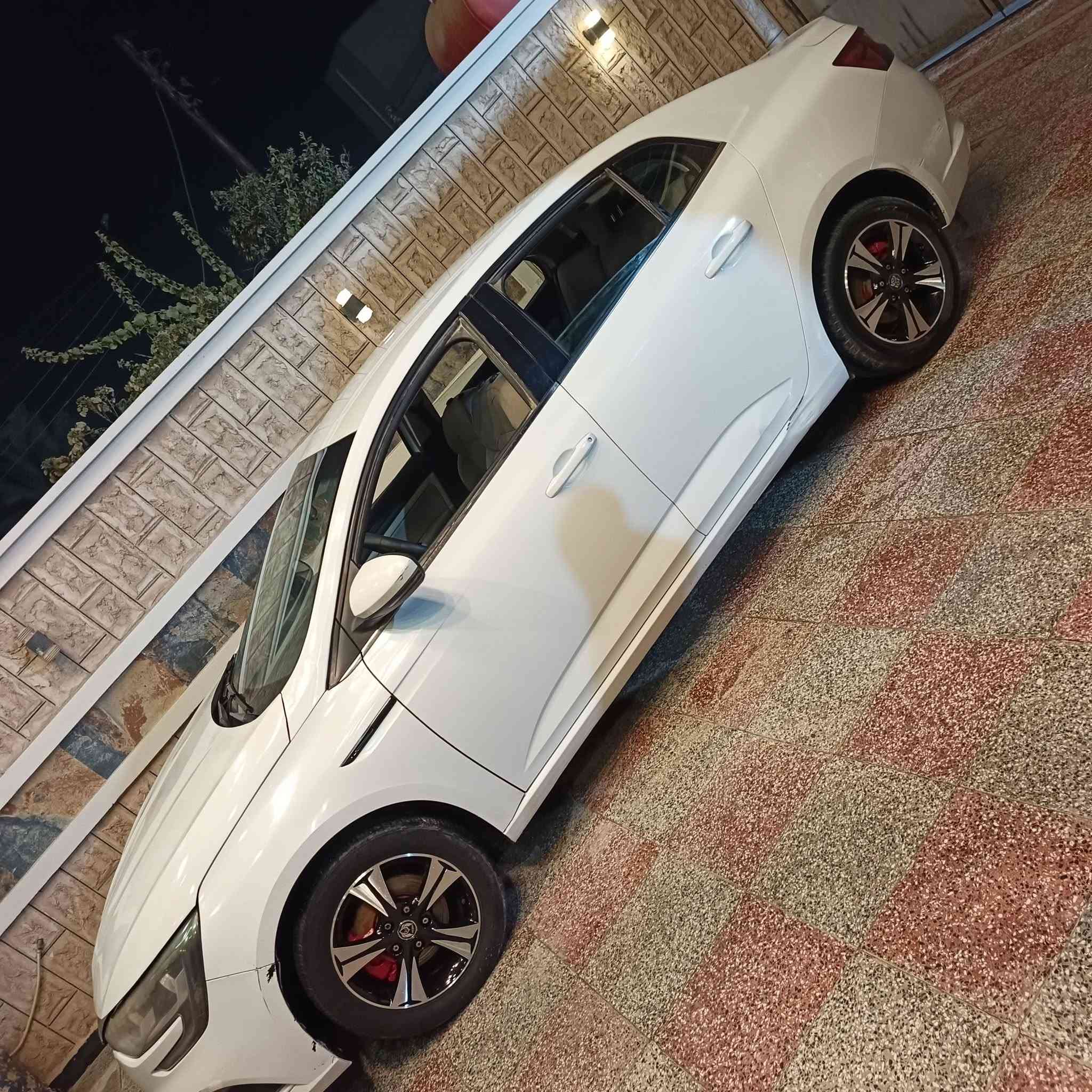 السلام عليكم رينو موديل 2021  سعر 63 بدون مراوس سياره بالحله حي العسكري شارع 80 قطعه صبغ***********
