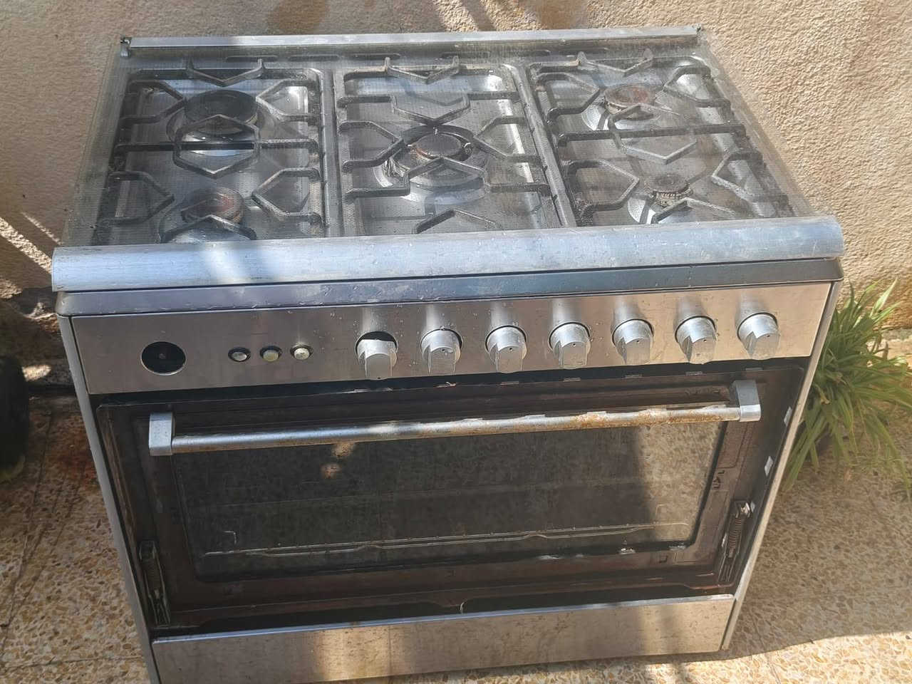 طباخ للبيع 5 عيون العين الصغيره مسدوده طباخ غاز وكهرب شغال الفرن كهربائي و غاز مكاني الموصل
 السعر /120 وبي مجال  الرقم /  ***********
