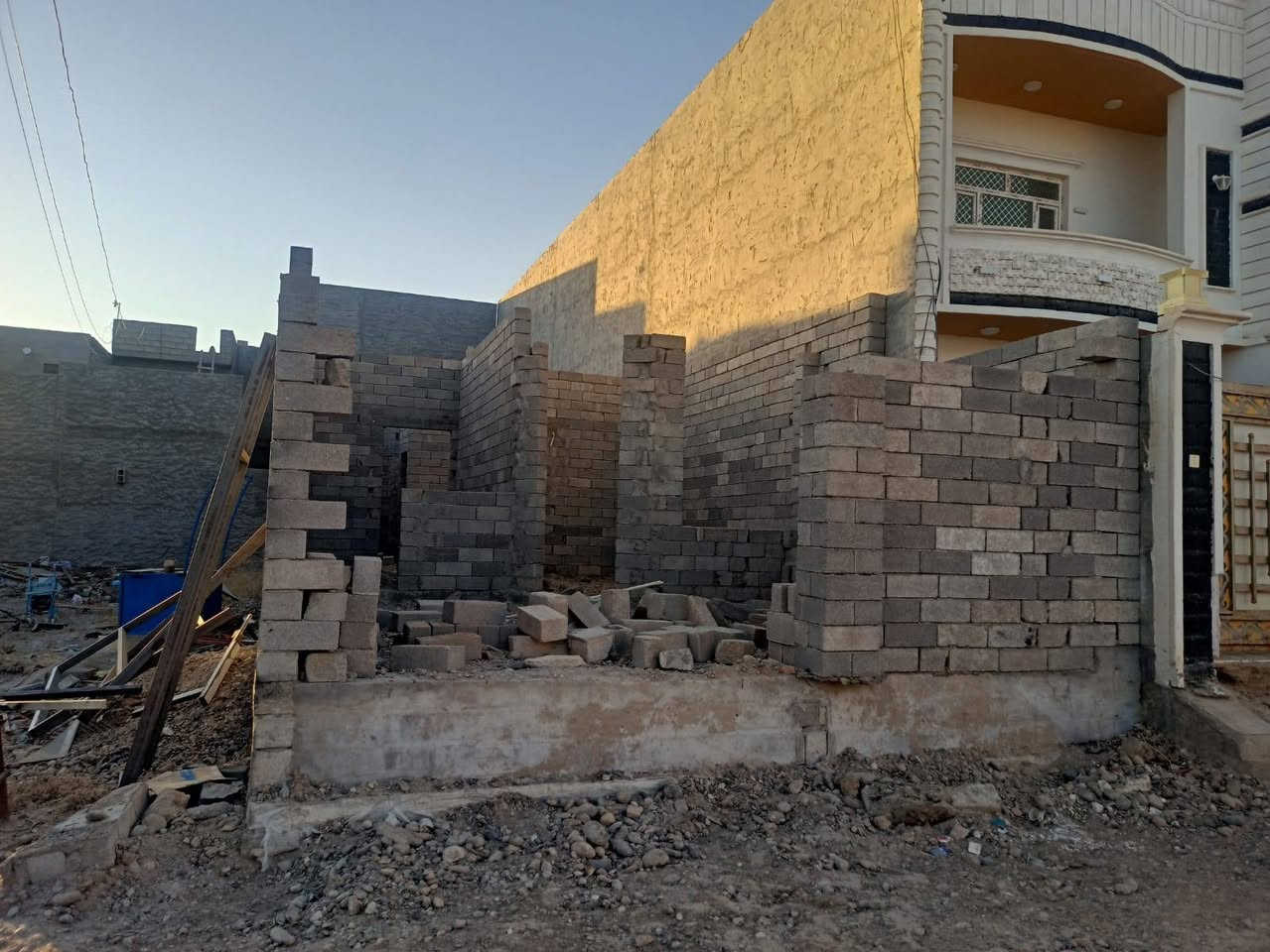 🏠 هيكل للبيع – مساحة 150 متر
📐 الأبعاد:
• العرض: 6 متر
• النزال: 25 متر

🏡 تفاصيل الهيكل:
• غرفتين
• صالة
• مطبخ
• استقبال
• صحيات
• مناور عدد 2

🛣️ عرض الشارع: 12 متر

📍 الموقع: الديوم – التصنيع
✨ مكان كلش حلو وقريب على التبليط.

📞 للاستفسار والتفاصيل:
التواصل مباشرةً مع صاحب الهيكل
***********
