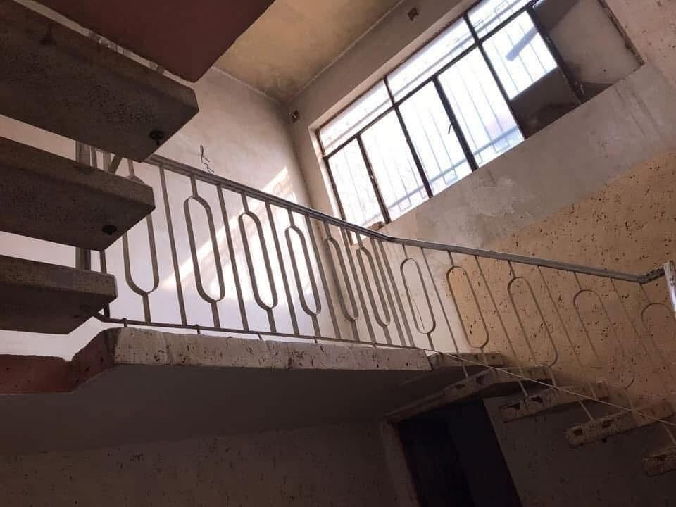 بيت للايجار يتكون من
غرفة نوم وحدة 
هول 
حولي صغير 
ومطبخ 
حمام تواليت 
كراج 
الطابق ثاني بيتونه صغيرة وسطح
 اي تفاصيل ثانية اتصلوا ع الرقم *********** بي واتساب 
سويب شارع باريس قرب الوكيلة
