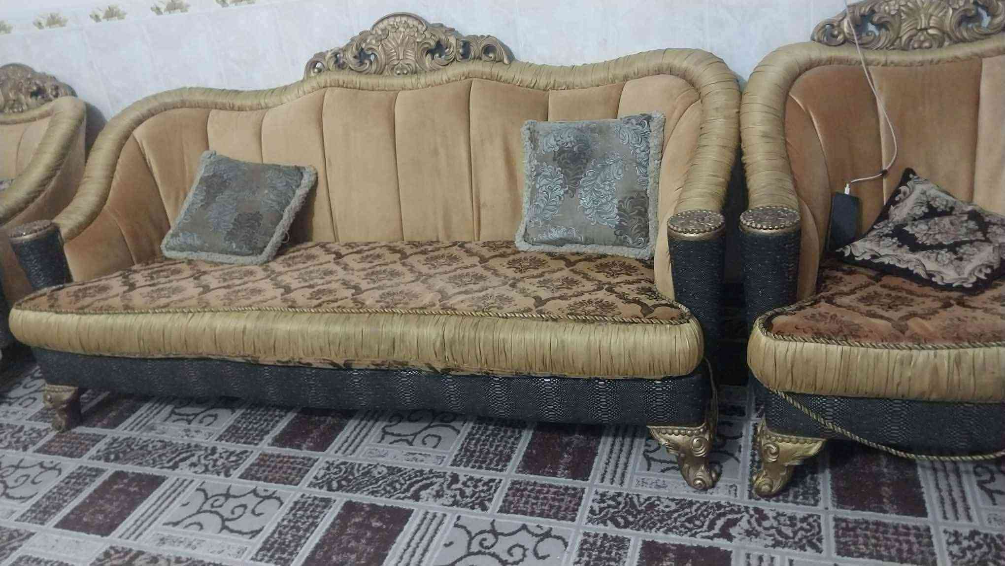 التخم الاصفر ب١٥٠ / ٥ مقاعد
التخم الابيض ٢٠٠ / ١٠ مقاعد
نوعهن صاج قوي جدا / طويريج ابو جوعانه 
اتصال او واتساب ***********

