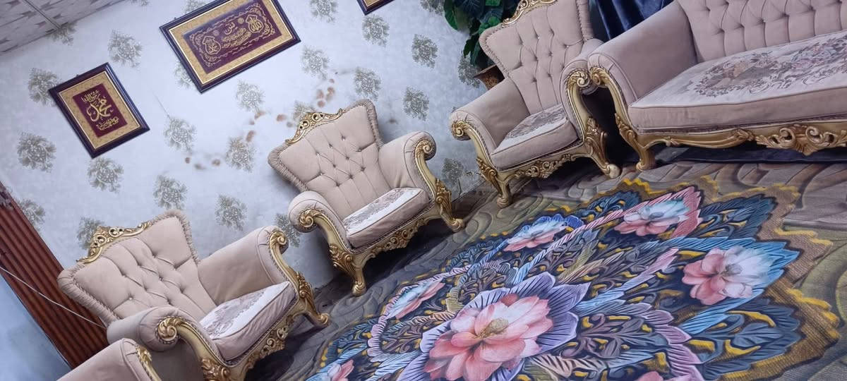 تخم زان 9 مقاعد نضيف جدا مابي ضرر 280 وبي مجال المكان الكاظمية للاتصال ***********
