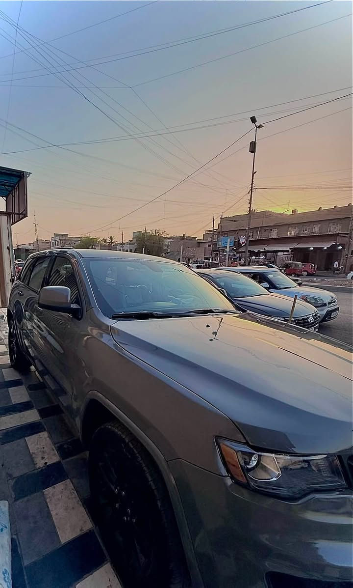 للبيع جيب جراند شيروكي 2022  رقم سليمانية وللبيع حادثها موضح بالصورة هي و السونار  جاملغ الأيمن مبدل و الجاملغ الثاني مسروق 
فول مواصفات  ما عدا الفتحة 
ماشية 62 الف m 
اني عسكري و السيارة  استخدام شخصي اروح بيها للدوام واجي وابد ما متعبها 
و دهنها ابدلة من شركة هارلم و بانزين اخبطلها سوبر ومحسن و عمرها ما شافت العادي 
السعر 240 $ وبيها مجال بسيط 
للاستفسار اكثر اتصل على الرقم ***********
