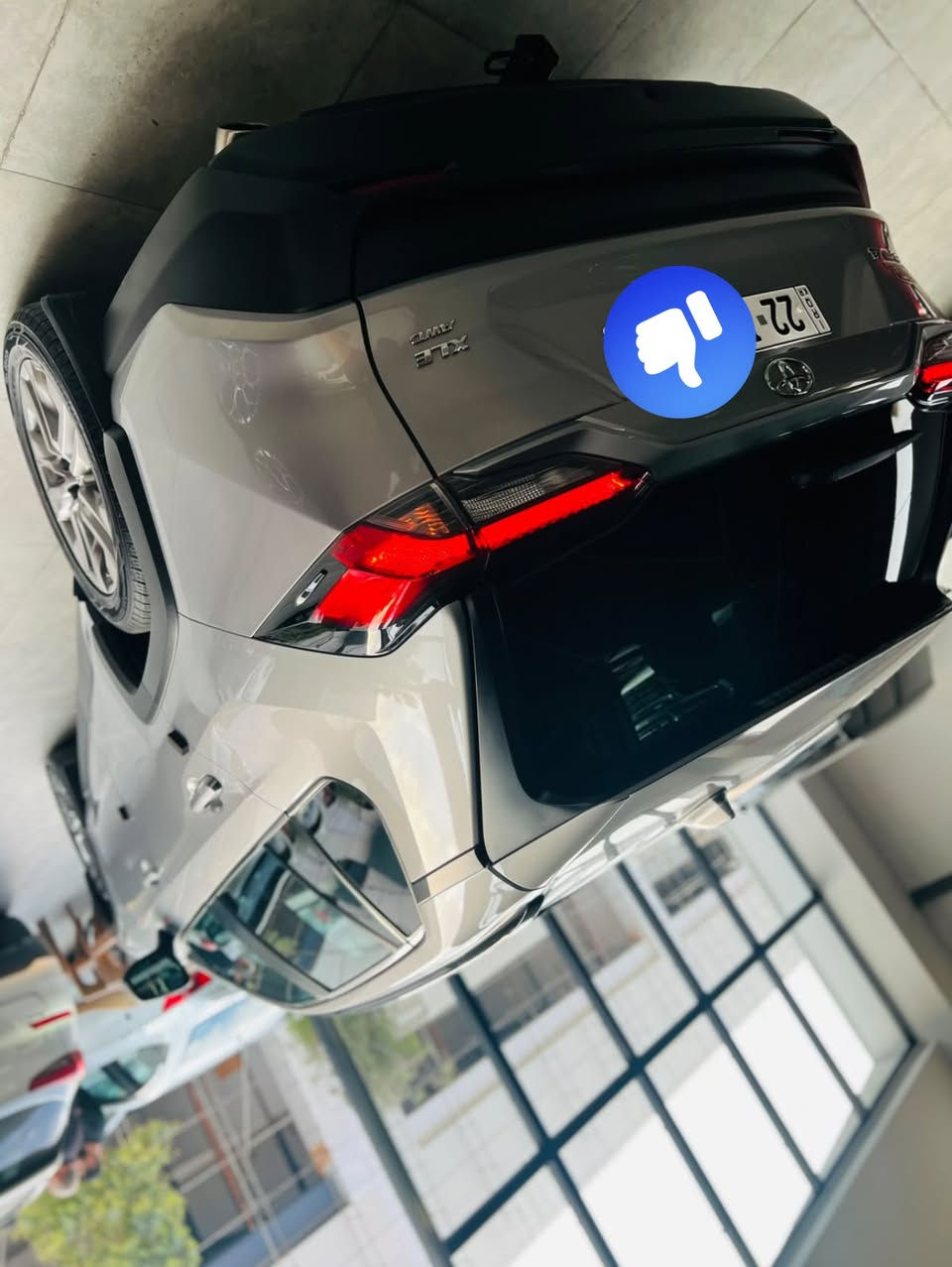 سيارة تويوتا راف فور (Toyota RAV4) موديل 2021 بفئة XLE AWD وتجهيزات فول مواصفات (واحد على واحد) تأتي بلمسات وتكنولوجيا ممتازة تجمع بين الاعتمادية والرفاهية.
المواصفات الفنية والمحرك
 المحرك: 4 سلندر بسعة 2.5 ليتر (تولّد قوة تقارب 203 حصان).
 ناقل الحركة (الكرك): أوتوماتيكي من 8 سرعات.
 نظام الدفع: دفع رباعي مستمر (AWD) يمنح ثباتاً ممتازاً على مختلف الطرق.
المواصفات الخارجية واللون
 اللون: رصاصي (Grey/Silver).
 اللوحة (الرقم): أربيل جديد.
 المرايا الجانبية: تحتوي على إشارات انعطاف (أشاير بالمرايا) مع خاصية طي وتعديل كهربائي وتدفئة.
 الصندوق الخلفي: فتح وإغلاق كهربائي بالكامل.
 نظام الدخول: بصمة للفتح والدخول الذكي بدون مفتاح مع زر تشغيل المحرك (Push Start).
المواصفات الداخلية والراحة
 المقاعد (الكشنات): جلد باللون الأسود.
 أنظمة المقاعد: تدفئة وتبريد للمقاعد الأمامية (حار / بارد) مع تحكم كهربائي لمقعد السائق.
 شاشة العرض: شاشة تعمل باللمس تدعم نظام Apple CarPlay و Android Auto.
 نظام التكييف: أوتوماتيكي ثنائي المناطق مع فتحات تكييف خلفية.
أنظمة الأمان والسلامة الذكية
 نظام التوقف الذاتي / التلقائي (Automatic Braking): نظام التوقف عند الطوارئ للحد من الاصطدامات الأمامية.
 نظام السلامة Toyota Safety Sense:
 رادار تفاعلي لتحديد المسافة ومثبت سرعة ذكي.
 نظام التنبيه عند الخروج من المسار ومساعد البقاء فيه.
 نظام كشف النقاط العمياء (Blind Spot Monitor) والتنبيه عند المرور الخلفي
***********

‭***********‬
