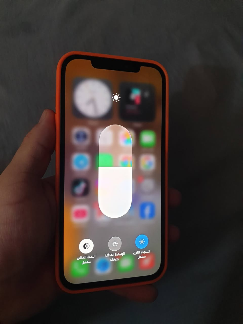 السلام عليكم 
Iphone 12 Pro Max 
ذاكره 256 .. بطاريه 74 بلاديه 
نموذ M شرق اوسط
( عندك بس الكاميرا من تقرب بيها غواش بسيط والشاشه مبدله اصليه تخبل ) 
فيس ايدي شغال
الباقي مكفولل .. مكاني حله سعر ( 325 ) وبي مجال .. مع ملحقات  
واتساب ***********

