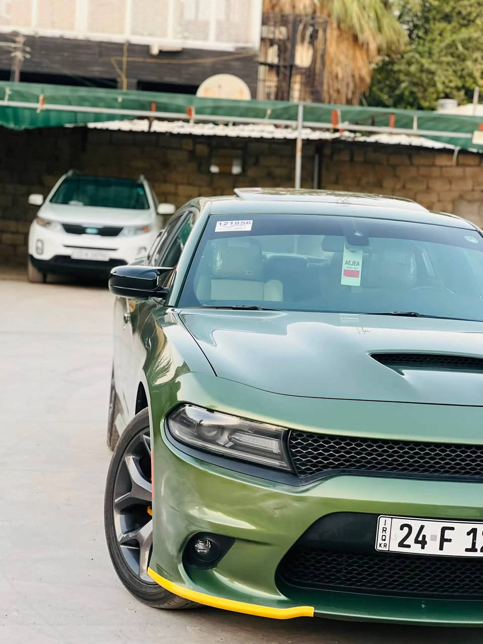 السلام عليكم 
(خليجي) جارجر GT موديل 2019 
سعة المحرك (3.6)v6 
المسافة المقطوعه 79m 
الاضافات 👇👇👇👇
فتحت سقف سلايد
كراسي جلد ابيض 
شاشه كبيره 
بلاك توب 
لايتات زينون LED 
كراسي تدفئة
شفتات ستيرن كيرات 
ويل 20
كرسي كهرباء 
تشغيل عن بعد 
سوبر تراك باك 
فول فول للأخير بس بدون رادار جانبي 
الضرر بعض مكانات صار حالوب ومصلح pdr   
والسياره كلين 
مكان السياره /موصل حي الميثاق 
التواصل ***********/***********
