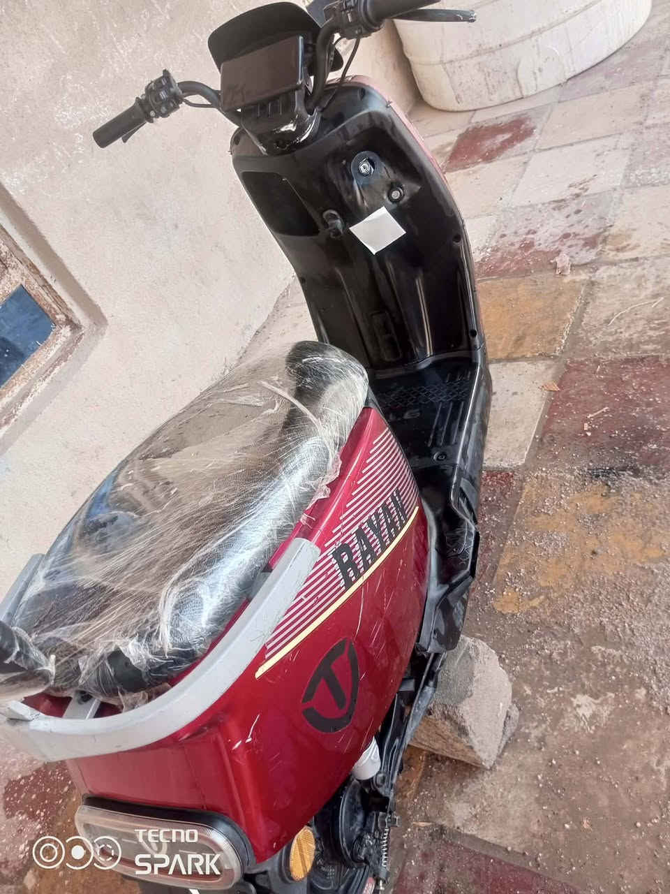 ‏‪ سلام عليكم دراجه شحن نوع تيسلا حجم جبير 
بطاريات عدد 6تقطع مسافه بحشنه لوحده 50كيلو شاحنه الاصليه دراجه حلوه ماناقصها شي كهربائيات كلها شغاله مكان ناصريه سيددخيل سعرها ب 400 بيها مجال حك  *********** نتصال
