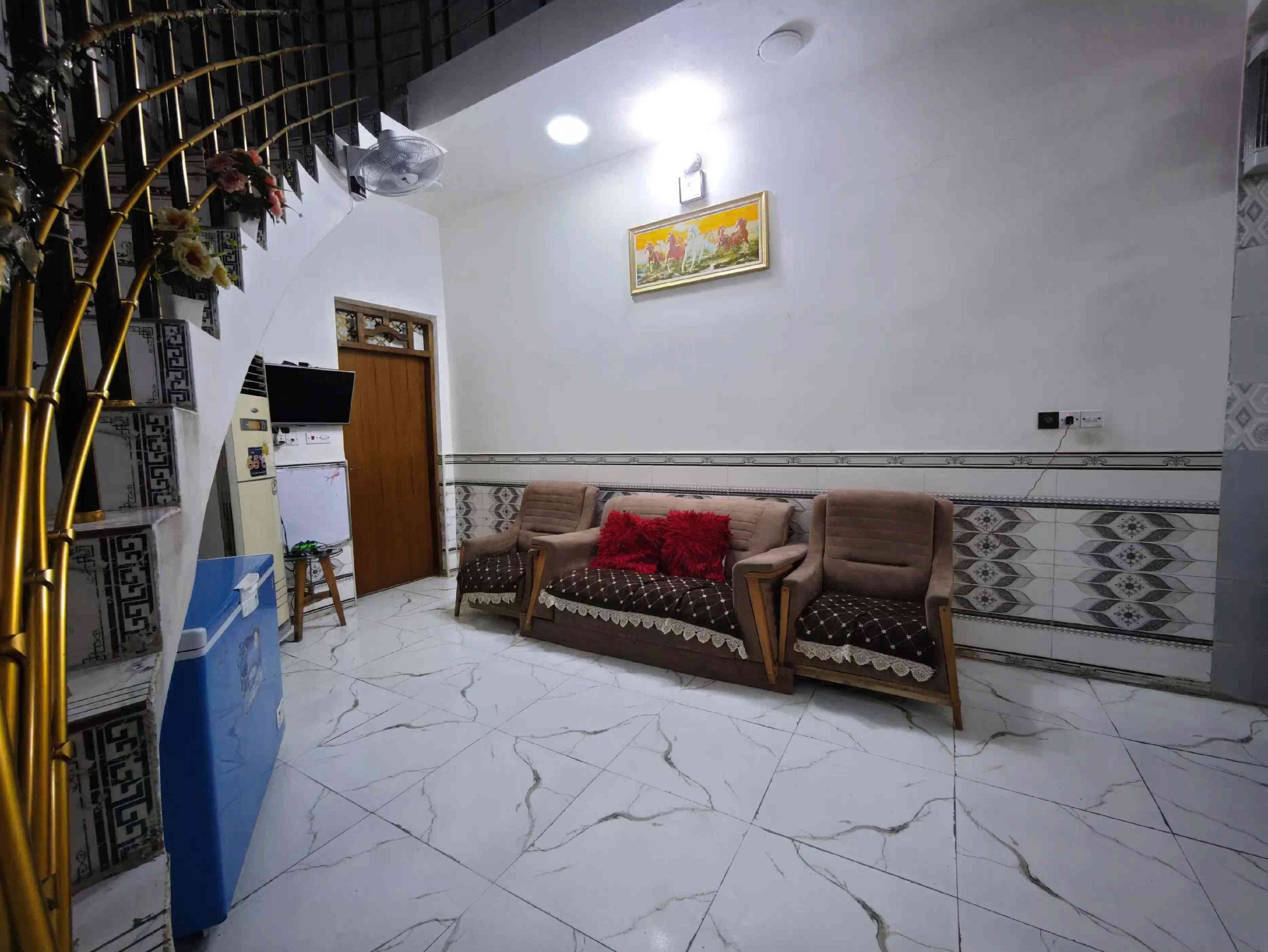بيت للبيع  📍الموقع: ميسان - العمارة / الشيشان الثانية🏠 📐 المساحة: 100 متر (طولاني) 🏗️ سنة البناء: 2023 (بناء حديث - صب كونكريت بالكامل 🛠️) 🏢 العدد: طابق واحد 🛋️ المشتملات والخدمات الداخلية: 🛌 غرفة نوم مريحة 🛋️ استقبال واسع للضيوف 🛋️ صالة معيشة 🍳 مطبخ نظام (حار / بارد) 🚿 صحيات داخلية وخارجية 💰 السعر المطلوب: 75 مليون (قابل للتفاوض البسيط) 🏷️ 📞 للتواصل والاستفسار: يرجى الاتصال على الرقم: *********** ☎️🤳 #عقارات  #قطع_اراضي  #عقار  #بيع_و_شراء_عقارات #الشعب_الصيني_ماله_حل😂😂 
