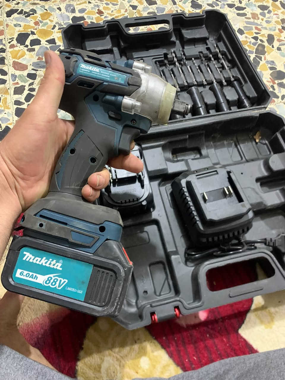 السلام عليكم
دريل لقمه ماركه Makita مباكت يعني لقمه ودرنفيس 
استخدمته مرتين بس ماعندي شغل بي 
بطاريات ثنين البطاريات حجم جبير مو زغار ؟ 
والشاحن مالتهن كلش جديد هوه والعده مالته ؟ 
مكاني بغداد الشعله هذا رقمي *********** 
والخاص هم موجود سعره 50 الف
