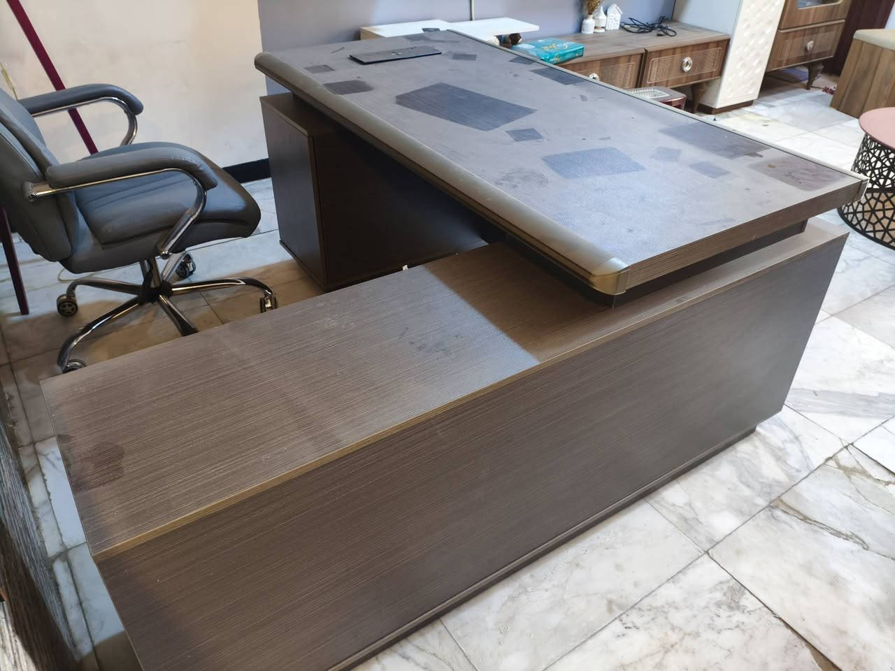 السلام عليكم 
مكتب اكبر حجم جاهز ونظيف يحوي usb و HDMI 
بدون شخط واحد يحوي مجارير بداخله واماكن خزن 
ومع كرسي ايضا كبير طبي مريح 
سعر مليون وبي مجال 
حجمه 2 متر 
***********
