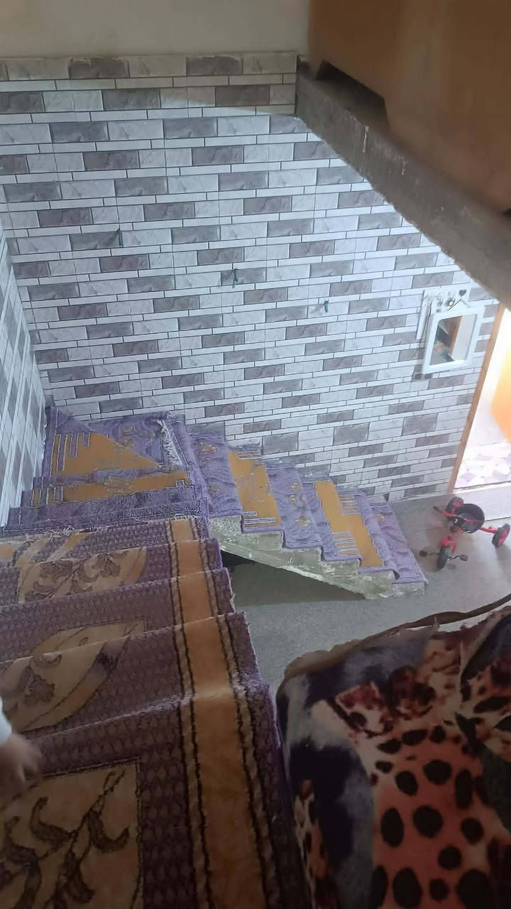 السلام عليكم دار للبيع طابو زراعي سند في زوير الغربية 25 يتكون المساحه133متر
مطبخ 450/350

كلدور 4/430

صاله401/530

غرفة نوم 40/410

منور 220/120

حمام 220/120 +حمام طابق ثاني نقص بس انارة
+درج بدون تطليك والبيتونه  سكف سندويج والصطح ع الكير 

السعر 85وبي مجال لستفار رقم ***********
