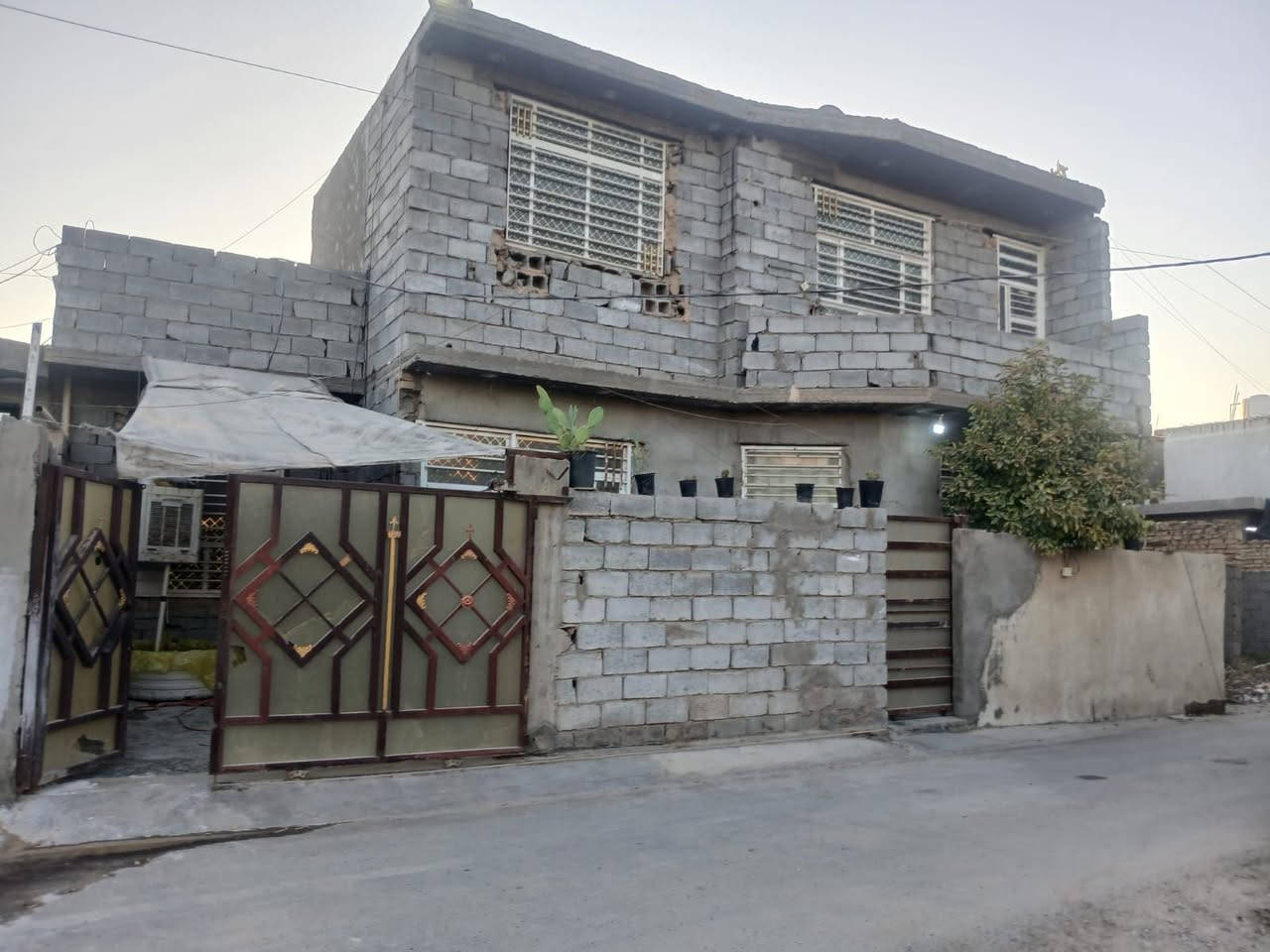 دار للبيع مساحه 170
طابو زراعي سند25
البيت مكون من 3 غرف نوم وستقبال وصاله كبيره مع المطبخ طرمه خلفيه واماميه 
العنوان هور رجب قبل شارع الاذاعه الاستفسار ***********
