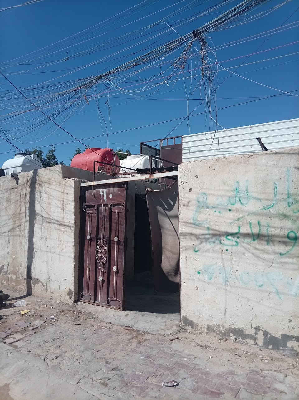 بيت حواسم مرقم من قبل البلدية المساحة تقريبا 180يتكون من غرفتين مع ممر 1.20 مع مطبخ واستقبال مع صحيات وطرمة كبيرةالاتصال على الواتساب ***********
