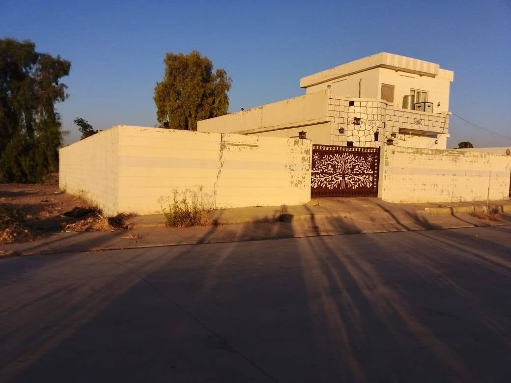 دار لبيع زراعي في قريه بلاوه دار طابقين متكون من 3غرف واستقبال وهول ومطبخ حار ومطبخ بارد  وحديقه كبيره ودار مساحته 400متر واجهة 20ونزال20 يصلح لمزرعه لاستفسار ***********
