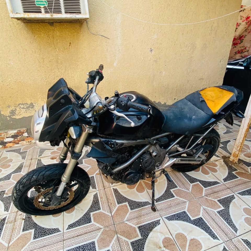 *للبيع: Kawasaki ER-6N * كاوسكي ER-6N ، الدراجة كلك ، بدون اوراق
الدراجه متروكه صارلها فتره يرادلها شغل بسيط وترجع تشتغل ابيعها وهيه واكفه شرط كفاله عامه للمحرك من الفتح والتبخير والصوت 

*تفاصيل الدراجة* 
- *النوع*: Kawasaki ER-6N 
- *المحرك*: - 2 سلندر - تبريد مي 
- *الموديل*: تقريباً 2009-2011  

 
الملاحظات : الدراجه واكفه يرادلها باتري وقبق الملف ما كابس عدل الدهن ينزل منه بشكل بطيئ جداً والعتله مال الكلج مكسوره لكن موجوده 
مناسبة جداً للي يريد يشدها او يريدها قطع غيار. كل شي بيها اصلي. 
 
*السعر : مليون 
*المكان*: البصرة واتساب: [
