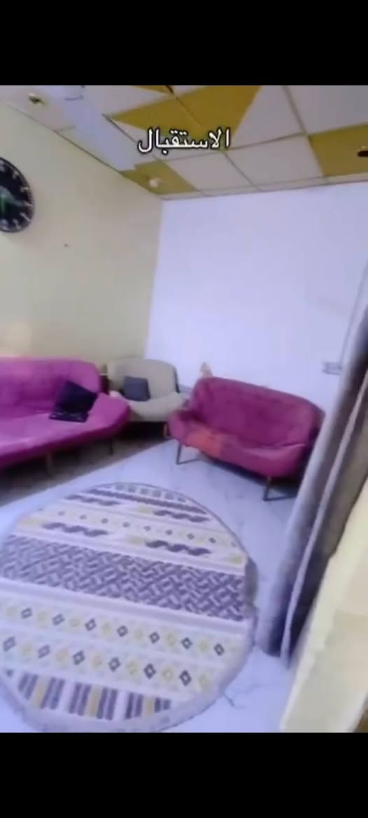 بيت للايجار يصلح لطلاب اوعوائل عنوان الكزيزه قرب مدينه الرياضيه غرفتين وصاله وستقبال ومطبخ وصحيات سعر 350 قفل ***********

نص مكتوب في الصور:
- الاستقبال
- الغرفة الثانية