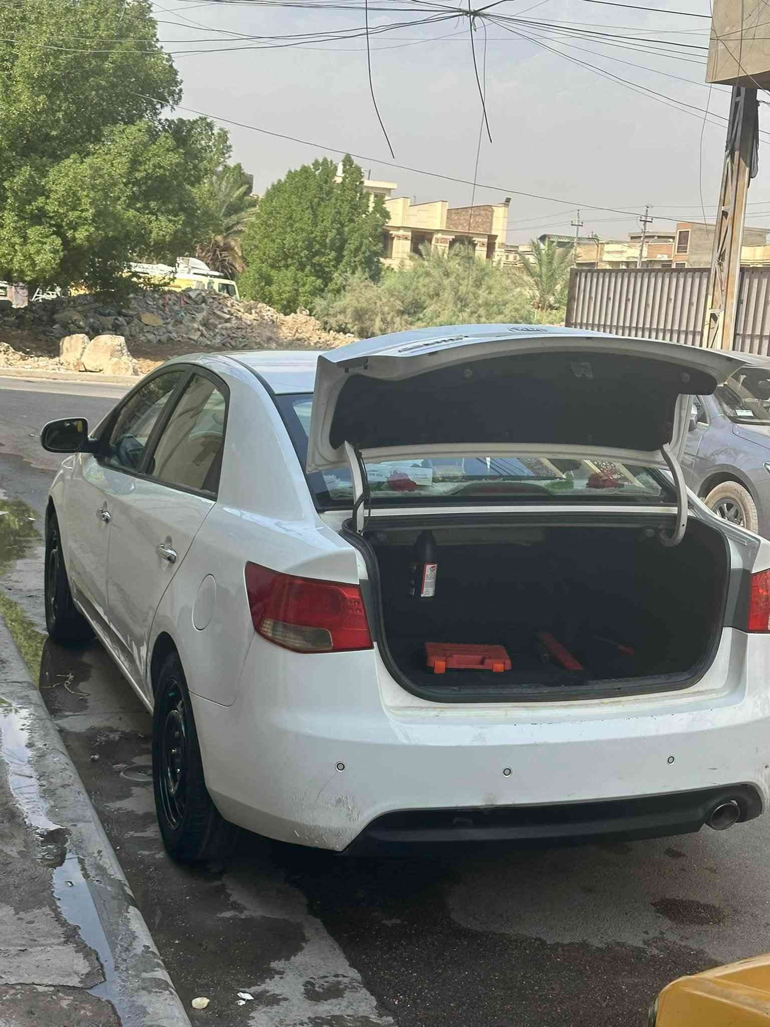 سيراتو 2013خيليجي
بيه ٣قطع بدون دواخل 

نص موصفات 

رقم سلمانيه 

سياره حلوه صدر جديد زوج تاير جدد ويل جديد 

كير مكنيه كفاله من كلشي كير ٦نمر 

سياره مال جمازي محافظ عليه كلش والله مال اروح بيه المحل وارجع بس 

عنوان بغداد الغزاليه 

رقم ***********

السعر ١٠٠بيه مجال بسيط
