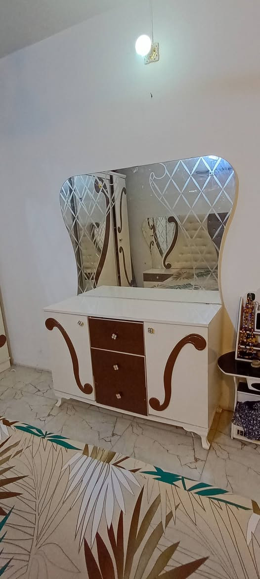 غرفه للبيع نظيفه وبعد بيه قطع ممصوريهم للاستفسار اتصل على الرقم ***********
