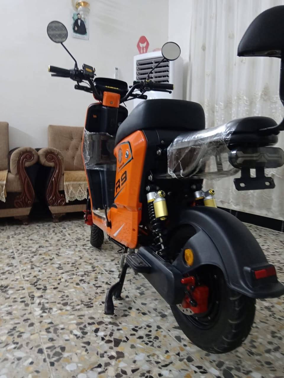 السلام عليكم دراجه شحن للبيع R9 2026 دراجه جديده لا يزنون زائد بصمه وسويش وكارت بلوتوث شاحنه موبايل الراجحي نظيفه العنوان بغداد سعر الدراجه 475 وبيها مجال بسيط *********** 🗨️
