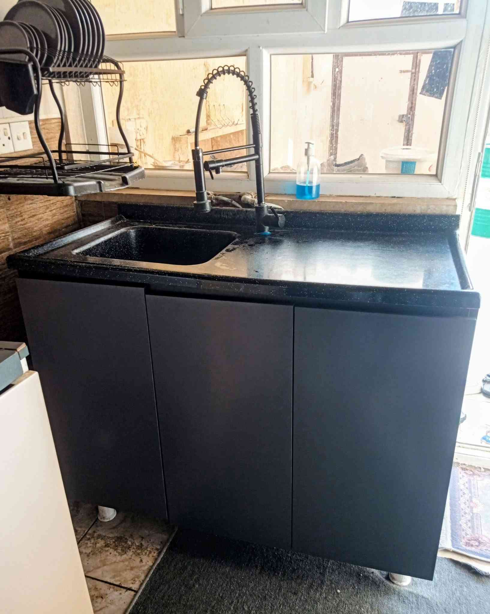 كاونتر للبيع
طول 350 والسنك 120
