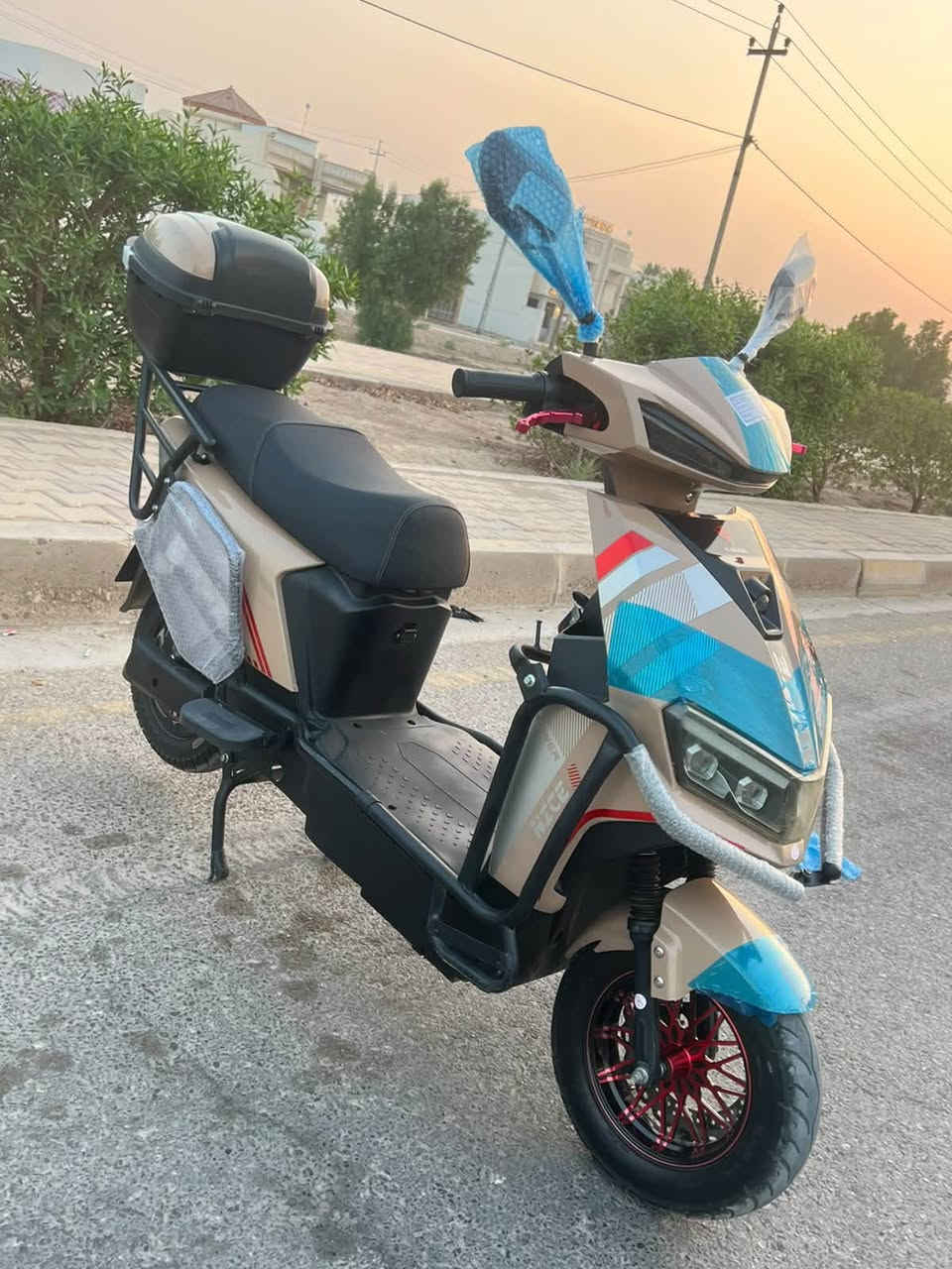السلام عليكم
دراجه شركة شبح الماسه 
موديل2026
موطور بالكارتون جديد
(اخو الزيروو مستخدم شي قليل جداً مكفول حتى من شخط ...)
(بطاريات عدد 6 على فحص ) 
فول مواصفات  «ملف3500
(نظام  R) (نظام P)
(مخرج شحن USP) 
(سرعة 99حقيقي) (سرع 4)
(سويجات بصمات كرتات)
(مثبت سرعة) 
لايت زنون عالي ناصي 
سماعة بلاتوث بلادي 
جنطه خلفيه بلاديه
اشاير يمنة يسرة دبل اشارة
السعر 700الف وبي مجال
الموقع داخل الرمادي 
الاستفسار :***********
