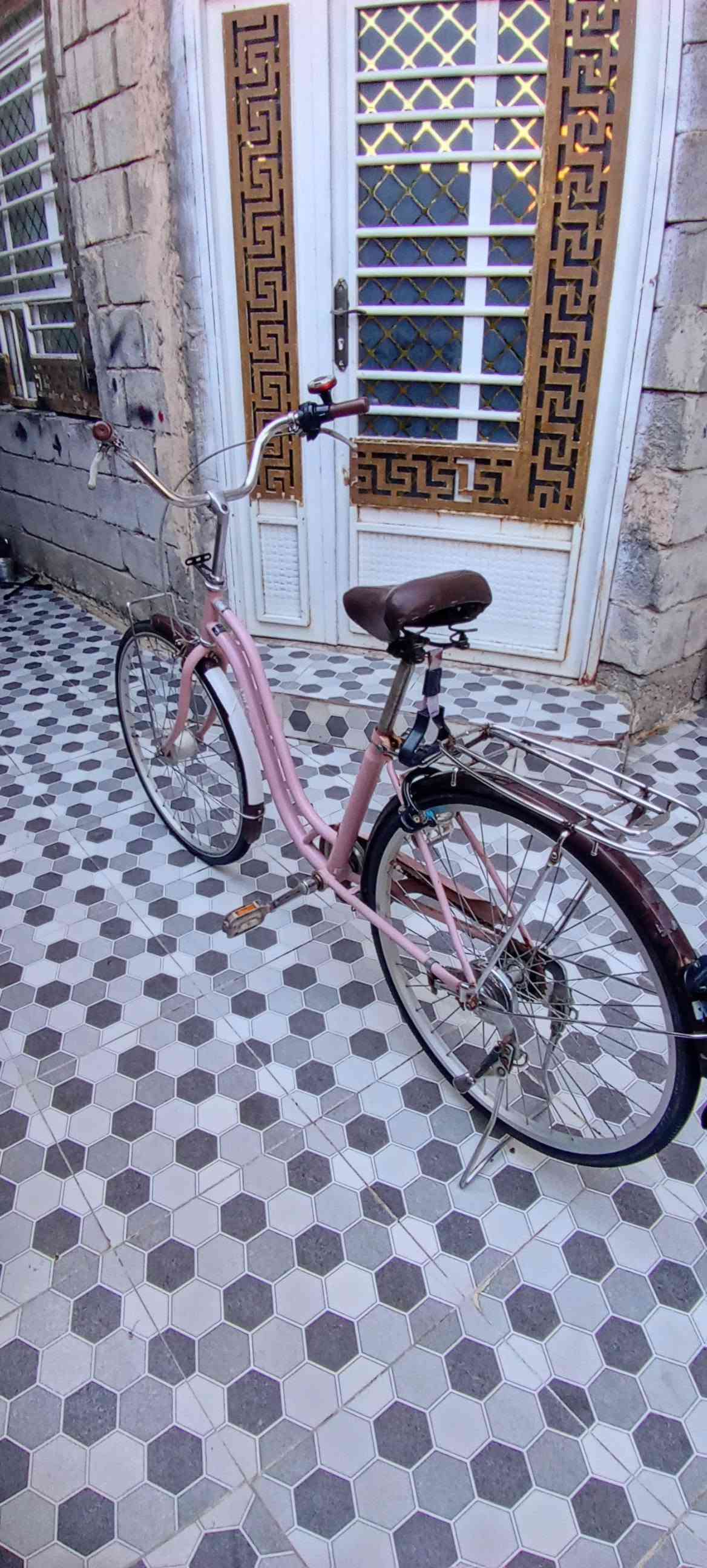سلام عليكم بايسكل للبيع بناتي لون  وردي مميز كامل مكمل بس بنجرات الجوابه تايرات جداد سعر 110 وبي مجال حك الجيه الرقم وال ستفسار *********** المكان ديالى بعقوبه تقاطع القدس
