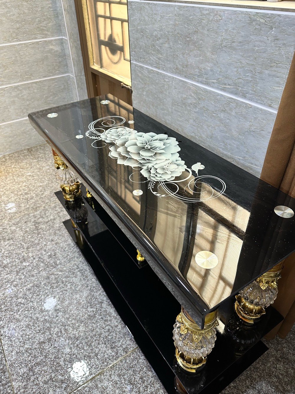 ميز تلفزيون • زجاج اسود • جديد