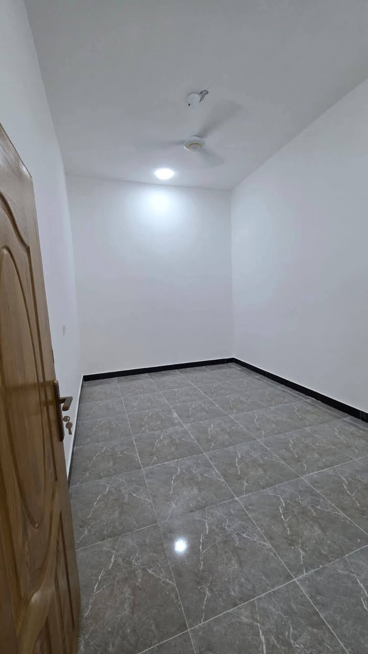 أسعد ألله أوقاتكم بكل خير احبتي *********** 
ثلاث دور سكن للبيع ماشاءالله
جمال وترتيب ودقه بلعمل ✨

مساحة 100 م
على شارع 8 متر ثاني بيت عن تبليط

العنوان بصره طريق الصحراء وشارع المحكمه الجديده

محتويات البيت
دوانيه
صاله + مطبخ واسع
غرف منام عدد 2
 مناور + صحيات خارجي داخلي

نوع العقار طابو ملك صرف زراعي عراقي سند 25

كل هاذ جمال وترتيب بسعر 60 مليون وبي مجال

للتواصل ***********
