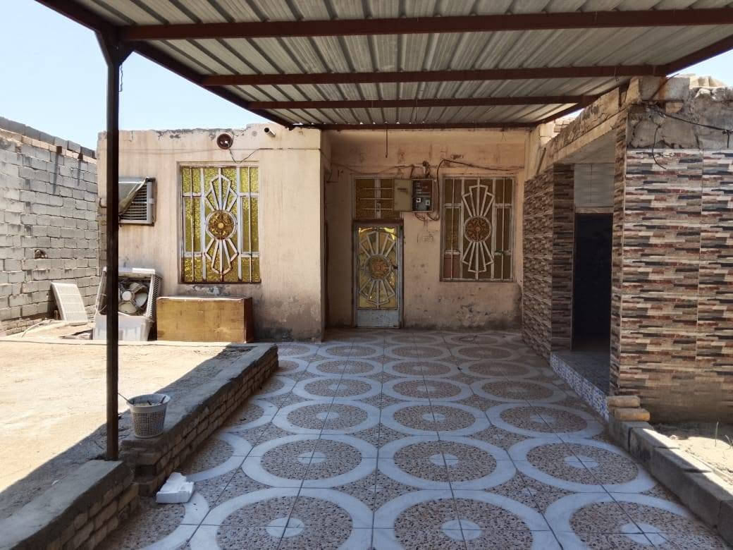 السلام عليكم بيت لبيع او ليجار مساحة البيت الكليه 220متر
موقع البيت السكان صناعي دور سيد حمزه 
يحتوي البيت ع غرف نوم عدد 2
وصاله والمطبخ وصحيات كامله البيت جاهز لسكن سعر ليجار 250 وقابل تفاوض انتصل ***********
