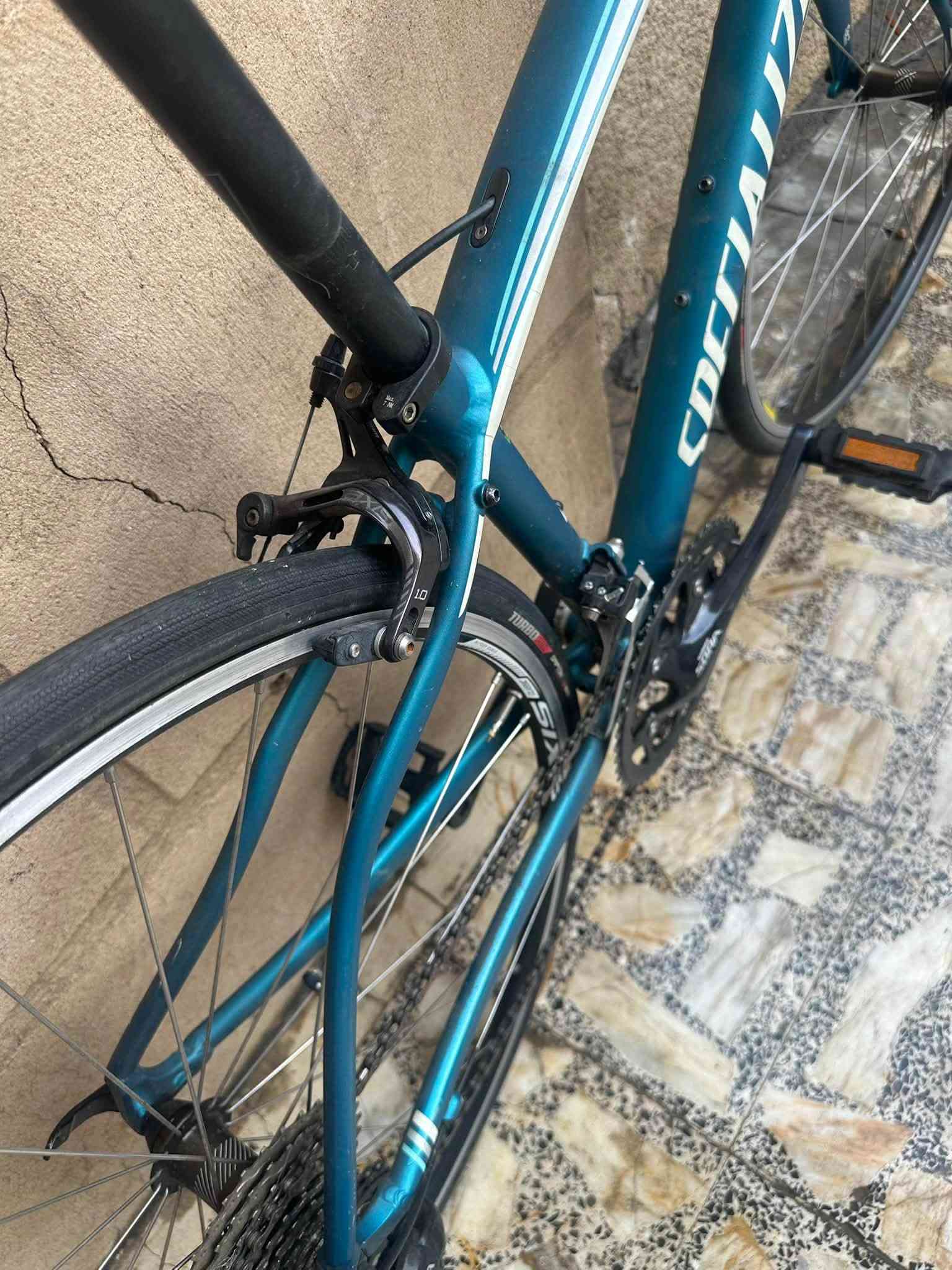 Specialized Dolce 🇺🇸
•
•
دراجة الطريق (Road bike) ماركة سبشلايزد الامريكية للبيع
دراجة مال حاويه بعدها بلاديه مملعوب بيها نهائياً على وضع الاستيراد وكانما جديده 

معدن الدراجة من الألمنيوم ماشه كاربون فايبر معرزة بتقنية Zertz لامتصاص الصدمات
ابعاد الفريم : حجم 28 / قياس 44 S

وزن الدراجة بالكامل : 8 كلغم
نسبه ضافتها 97%
مجموعة الدراجة  Shimano Sora R-3500 شيمانو سورا جديد وكانما غير مستعمل فقط البدالات ضاهريه و بداله النقال بحاجة الى ترتيب او تنضيف او صيانه

‎عدد التروس : 2 / 9

ويالتها المنيوم ماركة AXIS Classic  طبقتين لتحمل عوامل الطرق الوعرة نضام كمبليون فتح وشد سريع
اطارات الدراجة ماركة Specialized Turbo Pro الخاصة بالشركة قياس 25 / c700

السعر المطلوب : 350 الف و الشراي يدلل
العنوان: بغداد / الشعب / سوق شلال / قرب مركز شرطة شارع عدن
للاستفسار: ***********
