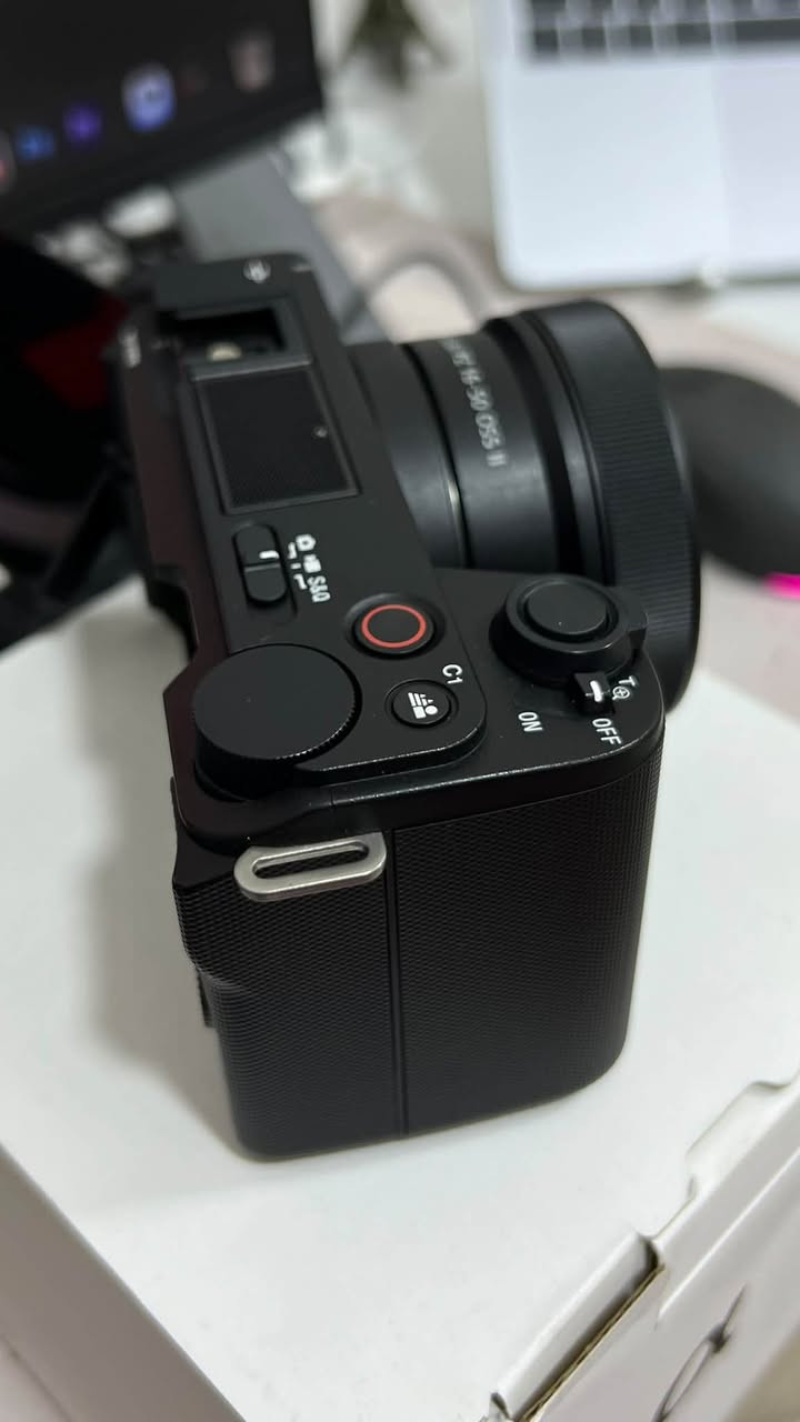 كامره سوني ZV-E10 II الجيل الثاني 
شترها 1K مع عدسة 16 
كارتونه وغراضها كاملة 
تصور 4K ستين فريم لوك 
سعرها ملوين و400
***********☎️
