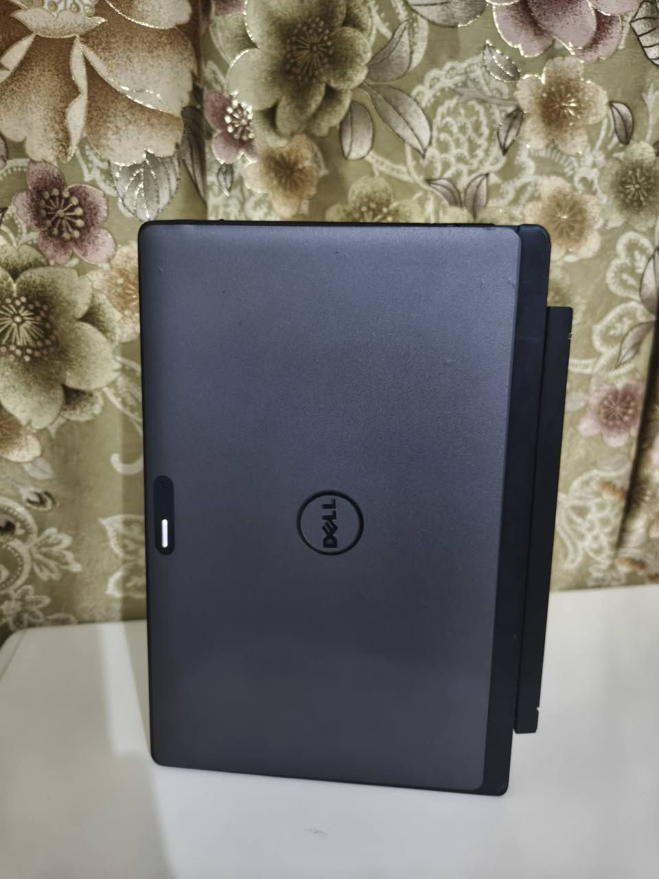 سلام عليكم. لابتوب (5055 Dell Venue 10 Pro (Model
 عندي هذا الابتوب هوة ايباد وهوة لابتوب و نضيف كلش
يفيد جماعة التصفح وجماعة الدراسة ومشاهدة كرة القدم. 
وزنه خفيف وسلس بل اداء مثل ماتشوفون بل فيديو يحمل كل برامج مثل فيس و تلي ويوتيوب 
ويستعمل للألعاب الخفيفة كلش.  الشاشة شخط مابيها و الكيبورد كذالك

(ملاحظة - الجهاز يراد إله كفر جديد بسبب الدكمه مال الصوت مثل ماموضح بل صور لأن طابه ليجوه شويه بس تكدر تعلي وتنصي من خلال الكيبورد كما موضح بل فيديو . و دكمه التشغيل كذالك بس تكدر تشغله عادي. يعني أنت بكيفك تبدل الكفر أو الدكم. ) إخوان الجهاز كامل مكمل نضيف حيل بس يحتاج تبديل الكفر. .... 

ركزززو على الملاحظة إخوان + وضحت كلشي الكم بل صور ..... 
 
المكان المسيب.. 
للتواصل واتساب
***********  
او خاص
