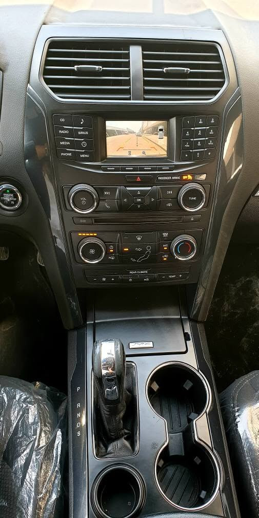 FORD EXPLORER ــ XLT 
مودیل 2017
المسافة المقطوعة 74 mile ـ ماوەی ڕۆیشتن 
محرك ستة سلندر V6 مفتوح 

ــ صبغ : (جاملغ امامی سکن + ربع بونیت نص باب الخلفی السکن)
ایرباگات کلها راجعة بلادي شركة و مبرمجة و بشرط .
ــ بۆیاغ : ( چاملغی پێشەوە سەکن + ڕوبعەک بۆنیت + نیو دەرگای دواوە سەکن )
مواصفات XLT : کامیرا و شاشە / بصمة و شغال / کود بالباب
تحکمات ستیرن فول / لایت اوتو / لایتات فول LED

کیر ـ محرک ـ تبرید ـ تحویل بشرط
رقم و سنویە جدید لـ 2030 

سعر : 145 ورقە و مجال قلیل 

مکان السیارە : اربیل 

***********
واتساب + فایبر أربيل, العراق

