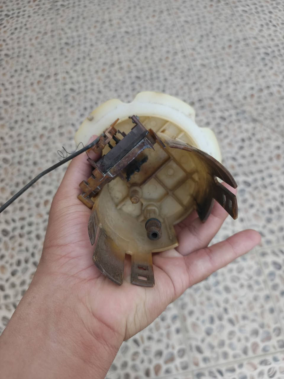 السلام عليكم غراض نيسان سني ياباني بعت سيارتي وعندي هذني للبيع قيم واخذهن شلع مال تفصيخ عنبار وقبق كير وقاعده ***********

