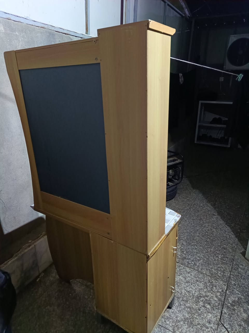 للبيع 
ميز مراية نوعية الخشب جيده وبالحقيقة نظيف اكثر 

اتصل ع الرقم للاستفسار اكثر ***********
