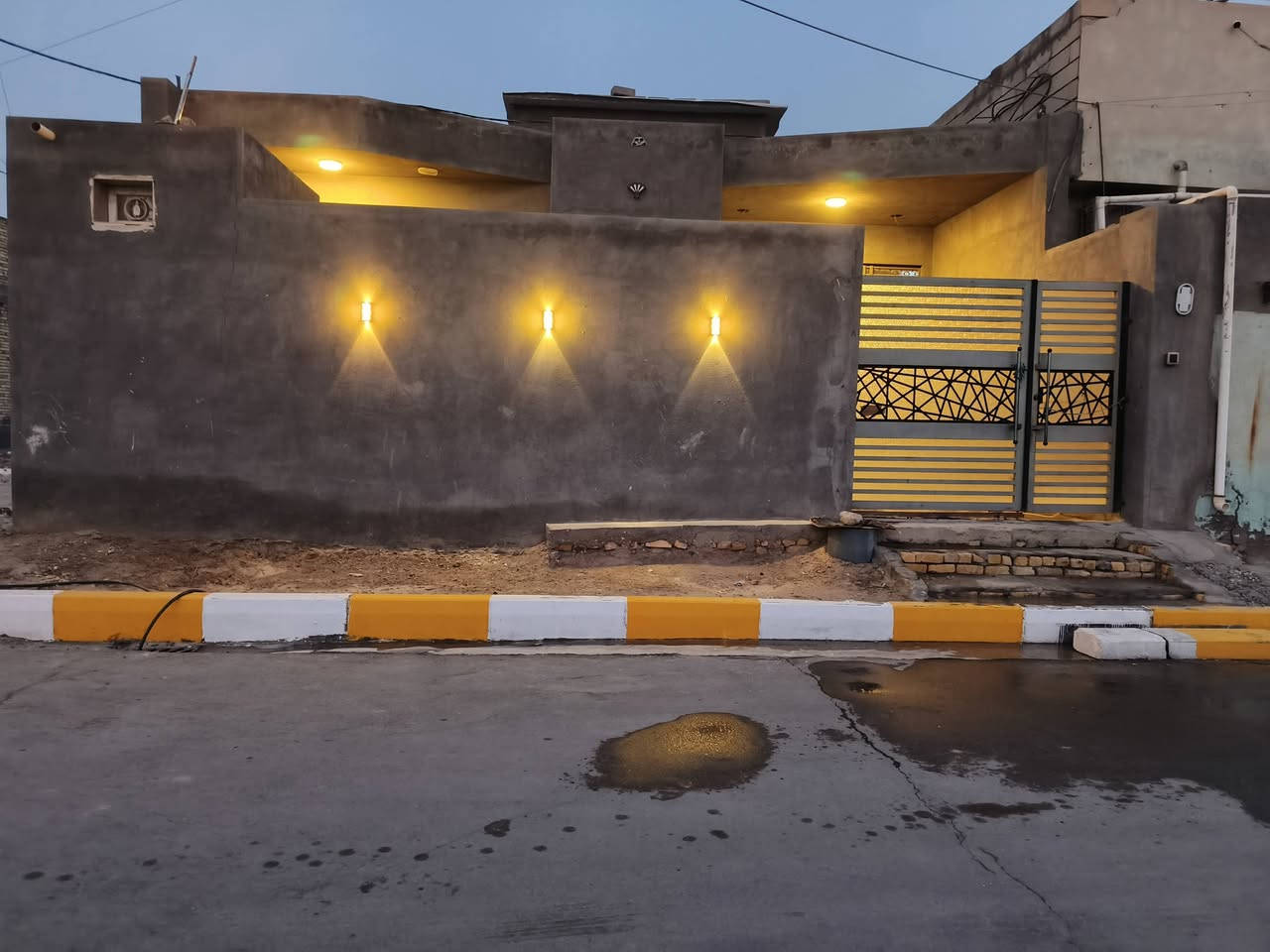 بيت للبيع المساحة 200م  طابو صرف
طابق واحد كونكريت بناء حديث
المكان حي ام البنين  المربع الثاني 
غرفتين وصاله ومطبخ وستقبال وصحيات داخليه وخارجيه السعر وباقي التفاصيل اتصال او مراسلة الصفحه البيت مطلوب اسكان 60 

***********
