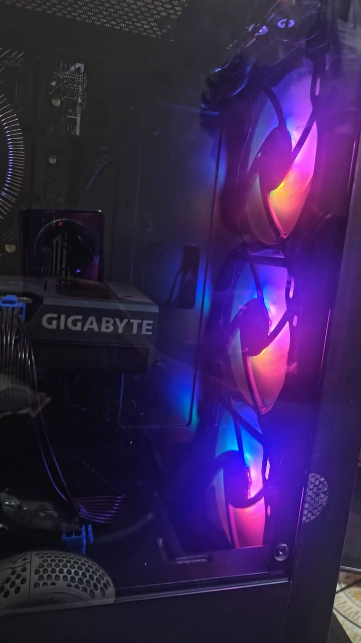 السلام عليكم
للبيع جهاز PC كيمنك 💻🔥

المواصفات:

المعالج (CPU): core i5 10400f
كرت الشاشة (GPU): RTX 3060TI GIGABYTE 
الرامات (RAM): 16GB 3200MHZ BLACK WOLF
التخزين (Storage): NVM 512GB + HDD 1TB
اللوحة الأم (Motherboard): ASUS PRIME H510
مزود الطاقة (Power Supply): THERMALTAKE 600W
الكيس (Case):XIGMATEK
​💡 ملاحظات إضافية:
هدية UPS POWER MAX 2000VA
الPC. عالفحص تجي تفحص وتقتنع و بخدمتك
السعر : ٨٠٠ الف 💴 
واتساب : ***********

